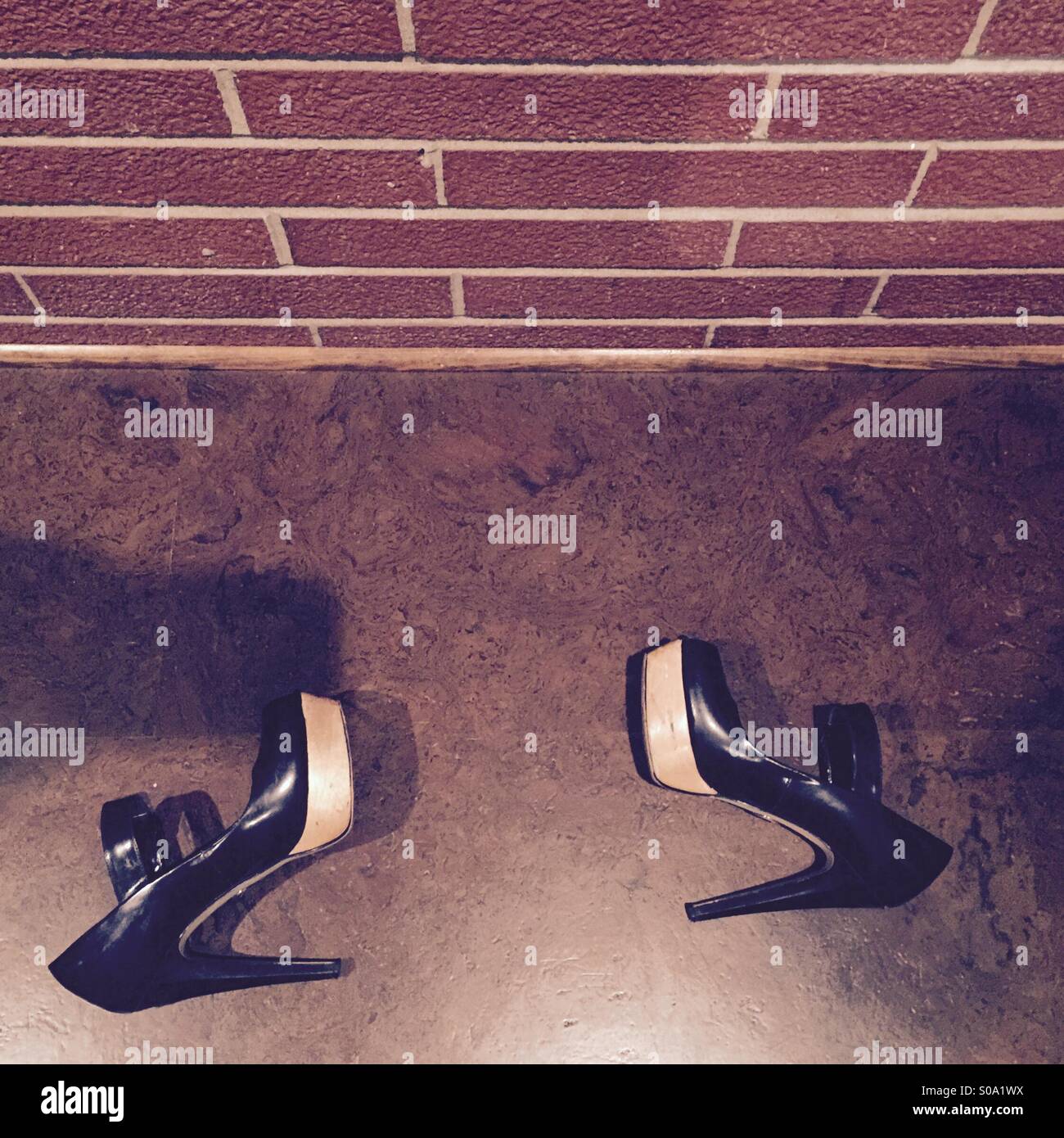 Mary Jane hauts talons à côté d'un mur en briques apparentes - Image de stock capturée avec un smartphone