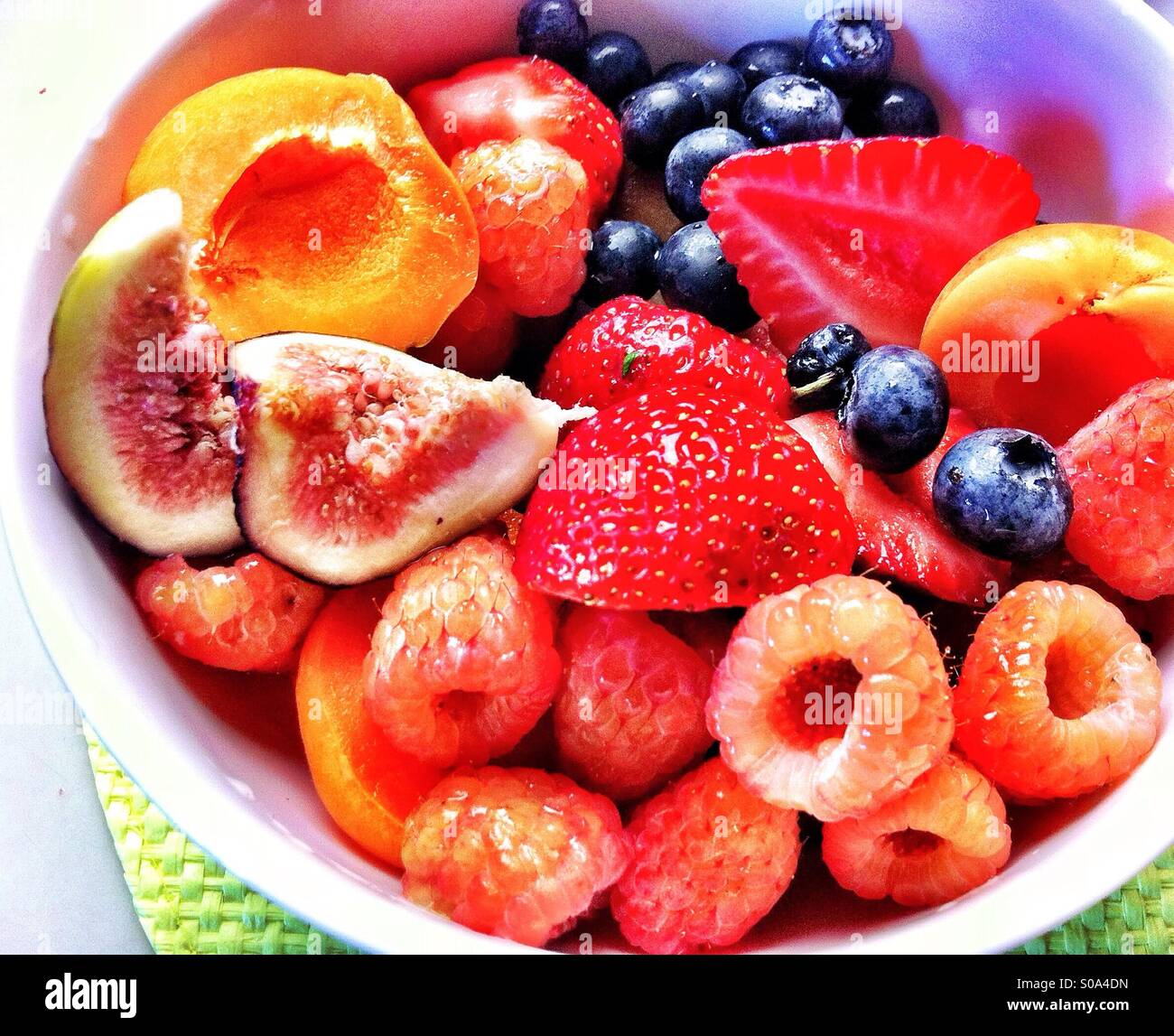 Bol de fruits et baies d'été colorés Banque D'Images