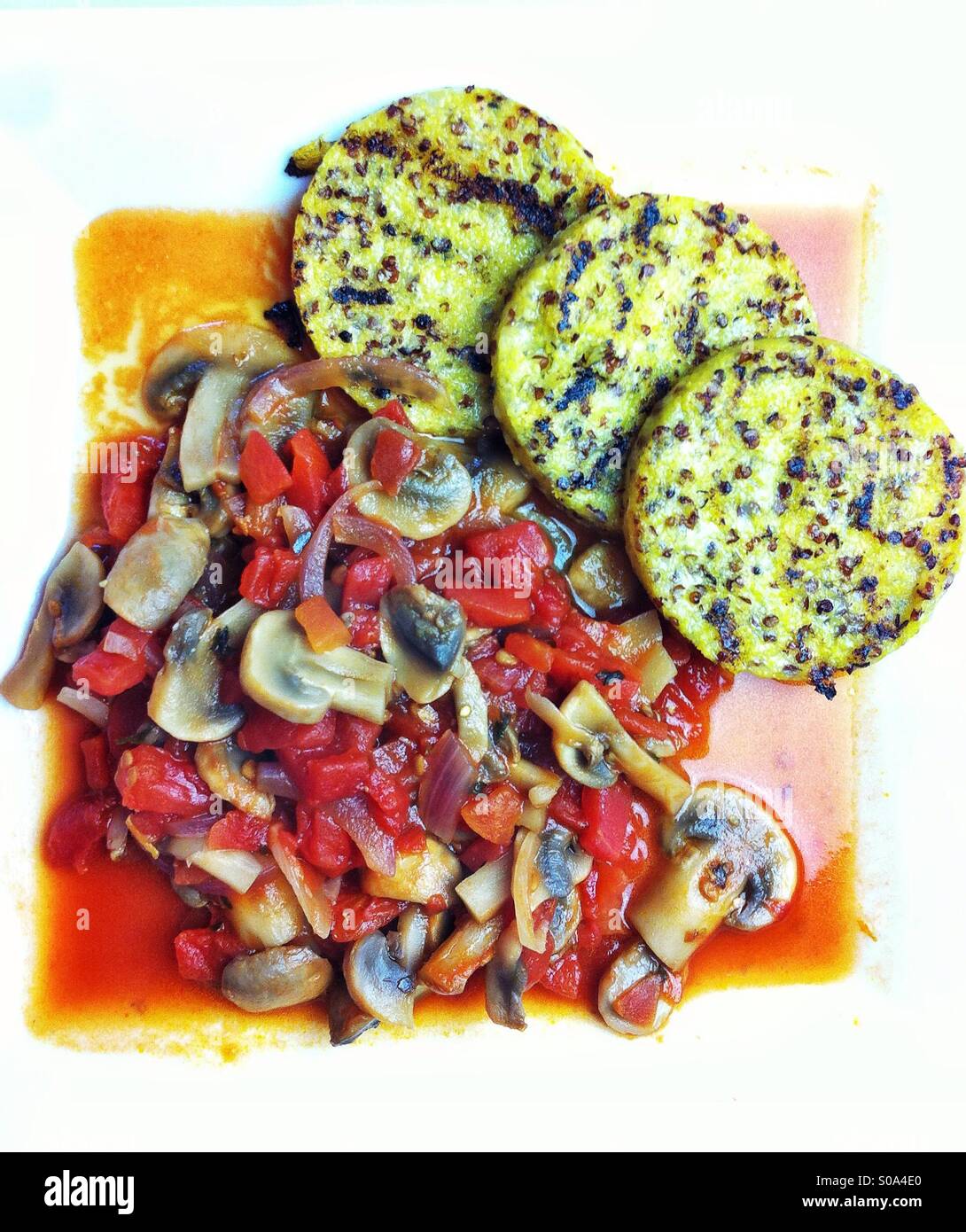 La polenta Quinoa tours avec sauce tomate aux champignons - dîner  végétalien sain Photo Stock - Alamy