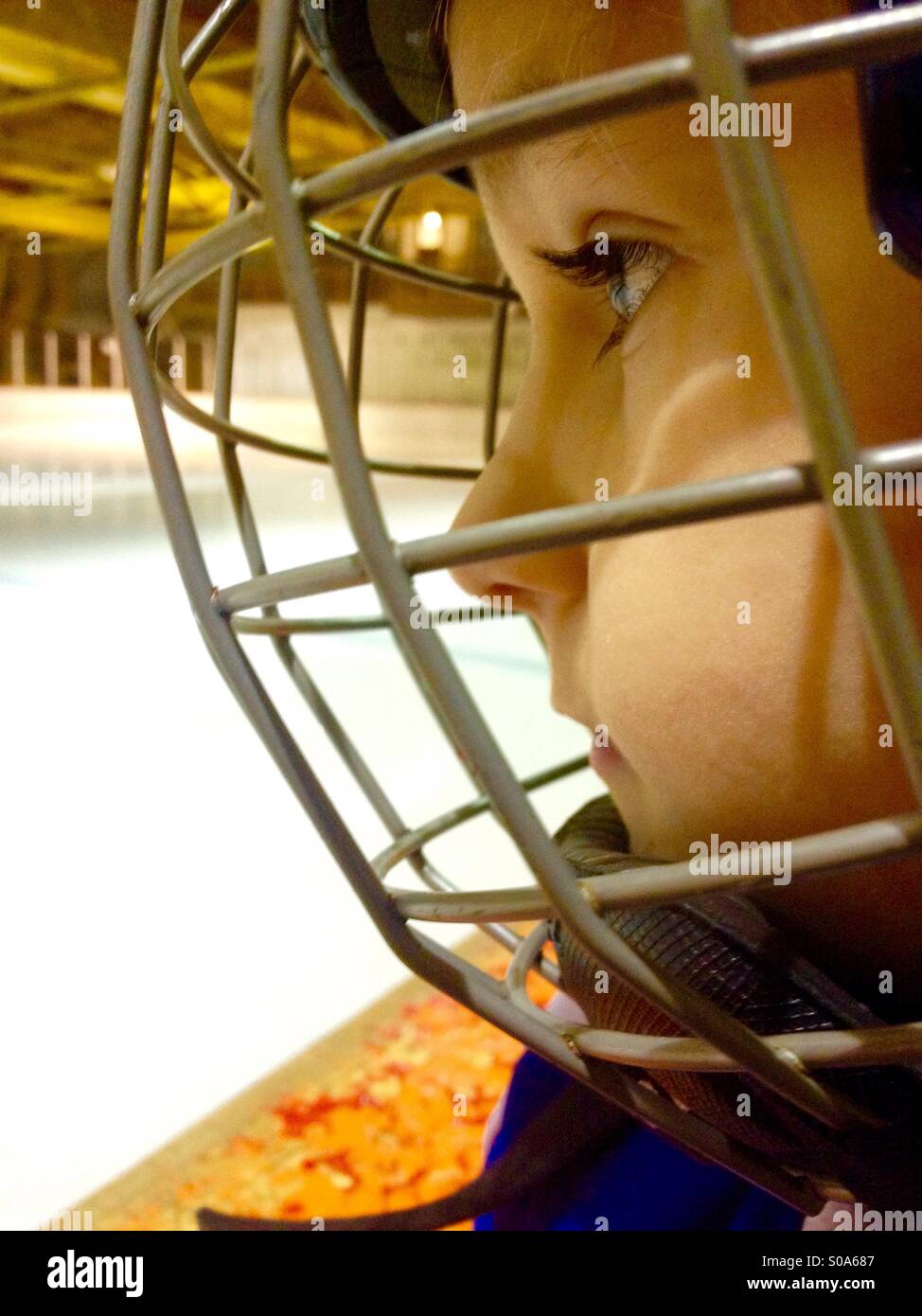 Jeune joueur de hockey sur glace en regardant sur la glace Banque D'Images