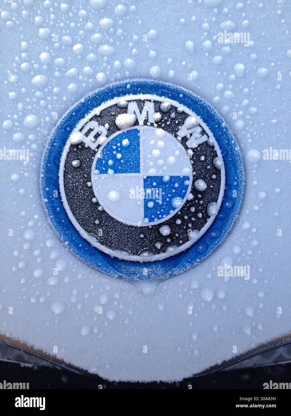 La glace et le givre couvrait la BMW i8 super badge voiture - Image de stock capturée avec un smartphone
