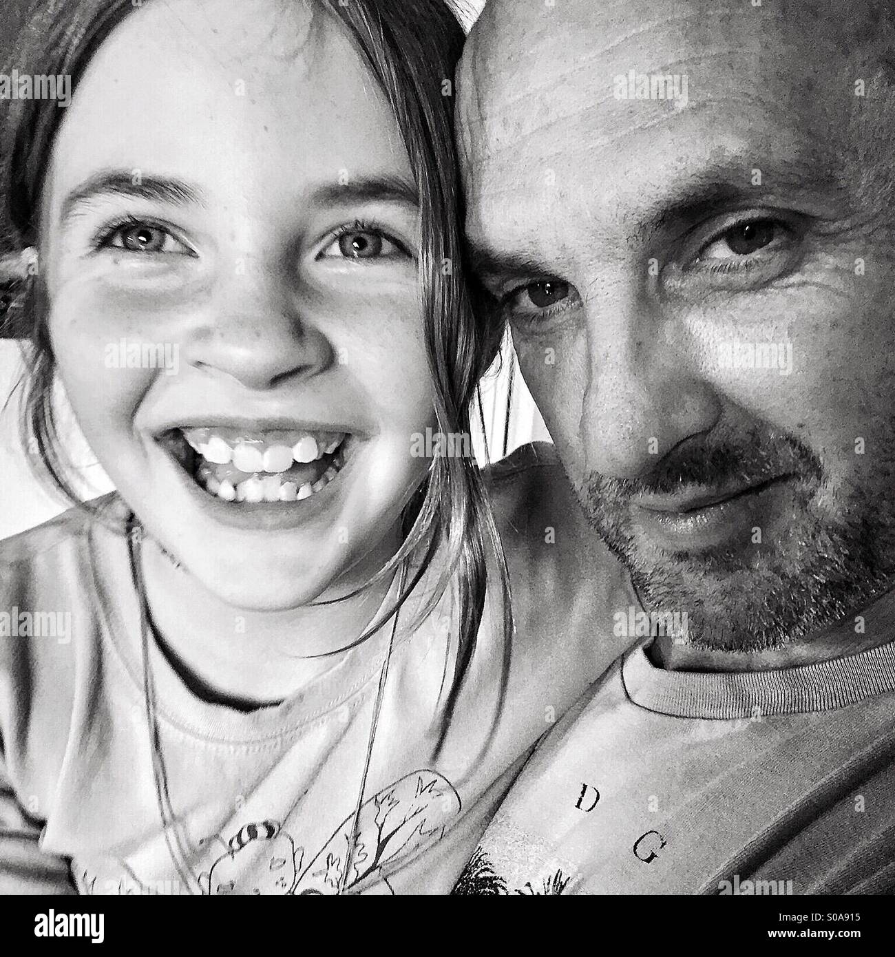 Fille avec son père - noir et blanc Banque D'Images