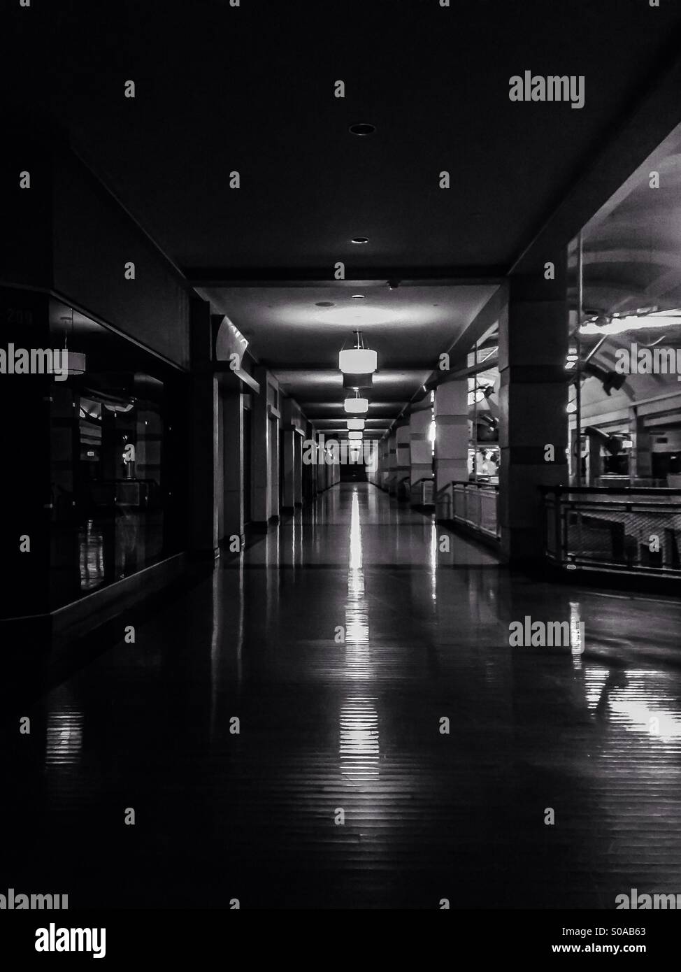 A dying mall (b/w). - Image de stock capturée avec un smartphone