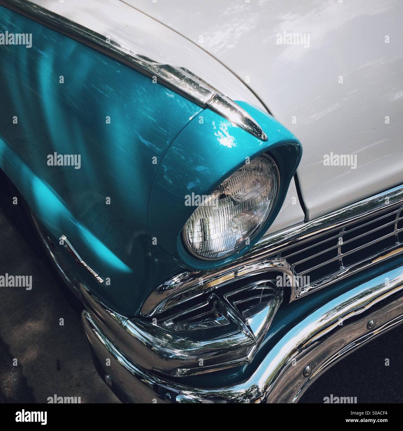 Détail de la calandre et des projecteurs de classique bleu et blanc Ford Fairlane, circa 1955-1957 Banque D'Images