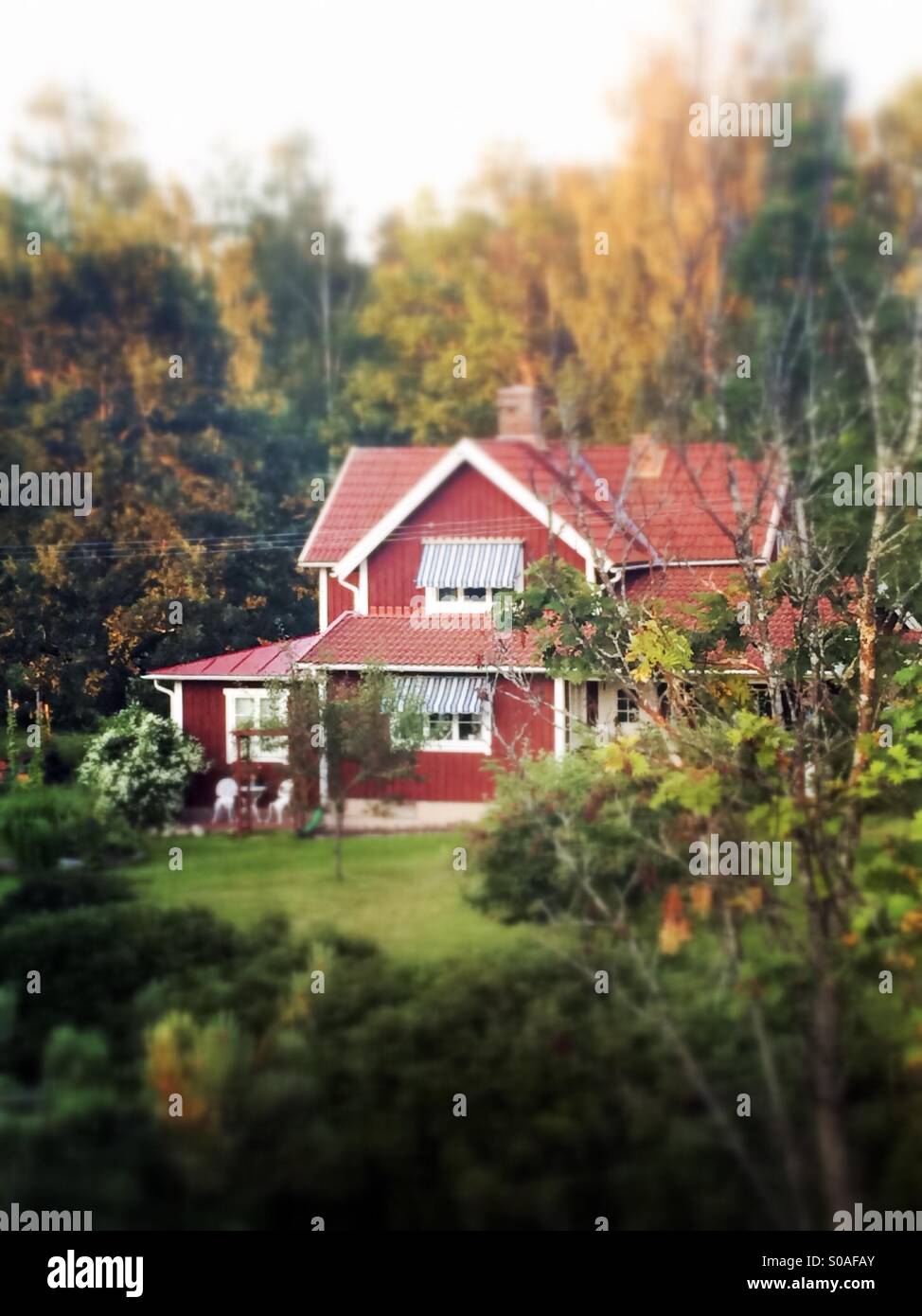 Tilt-shift peint rouge suédois typique maison de Tallberg, dalarna, Suède Banque D'Images