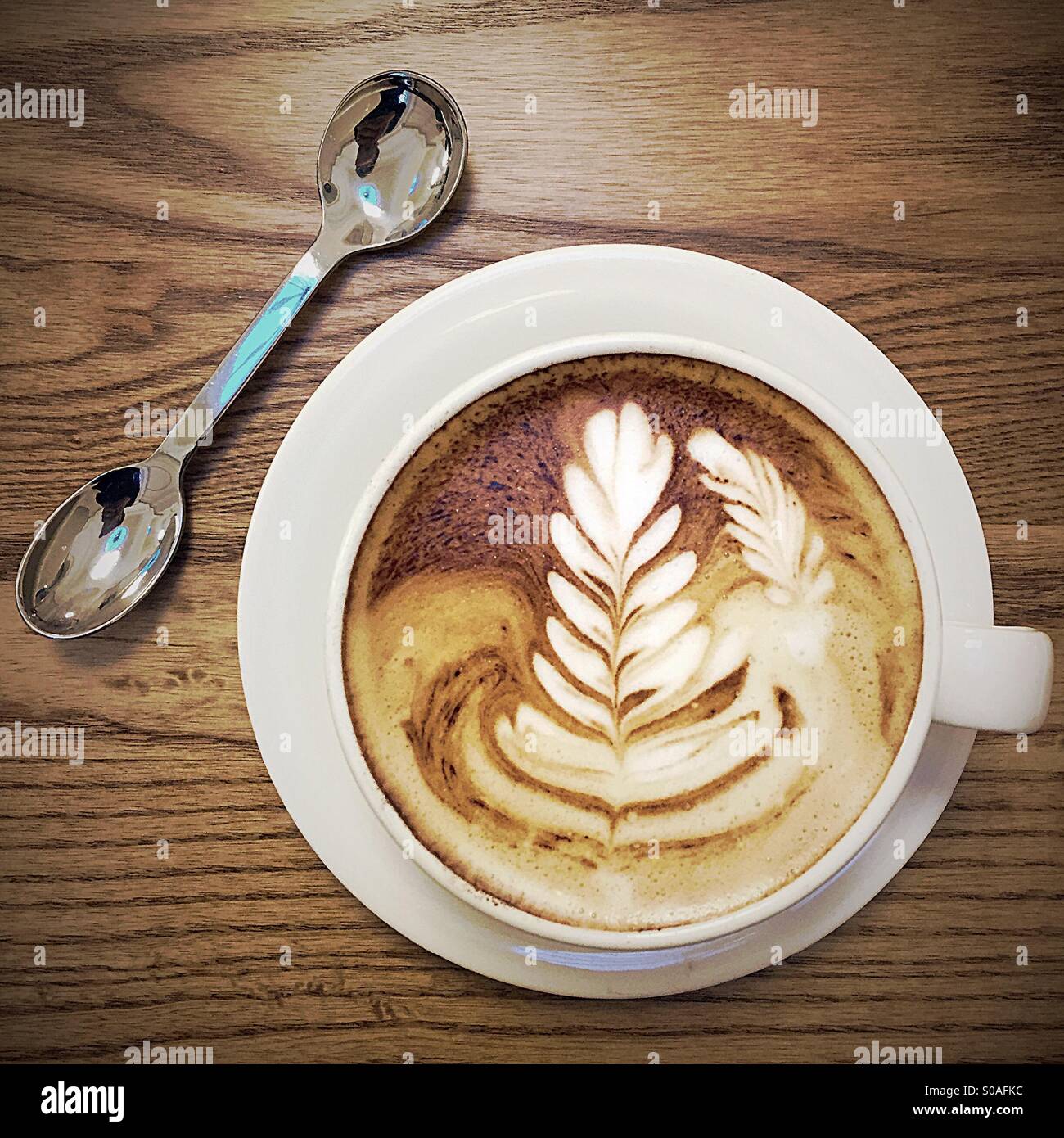 Cappuccino et cuillère sur une table Banque D'Images