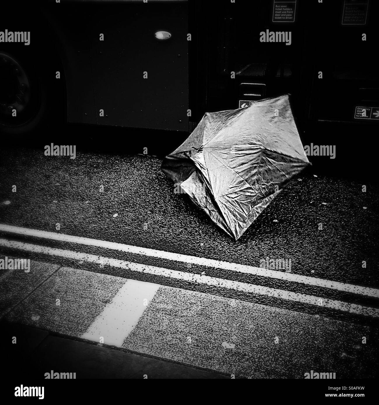 Parapluie sur une rue de Londres Banque D'Images