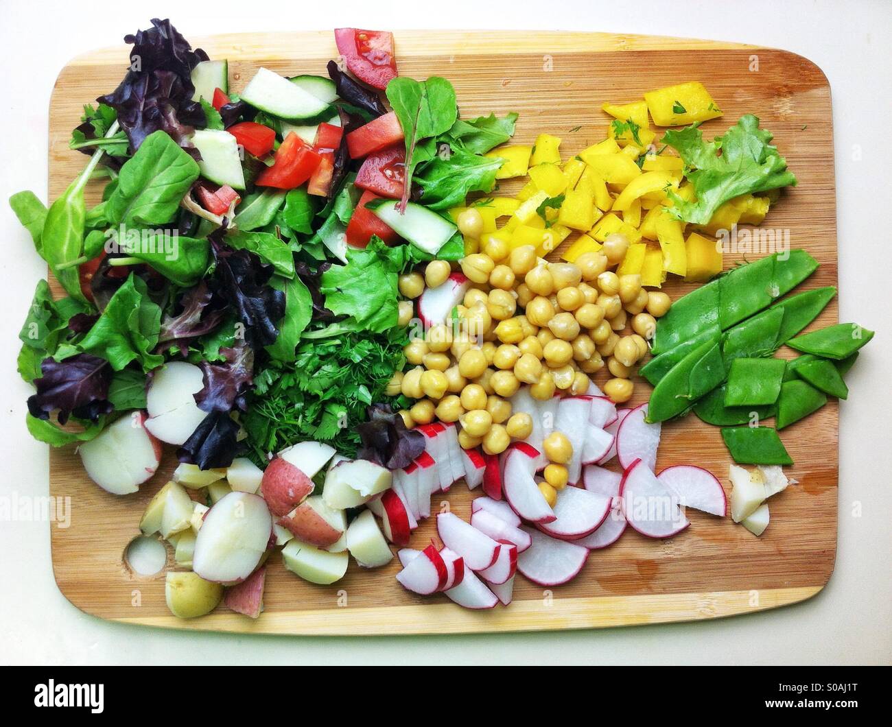 Salade de légumes hachés sur conseil de bambou Banque D'Images