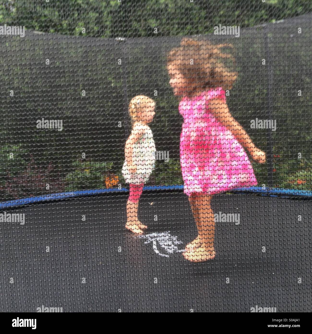 Deux petites filles saute sur un trampoline. Banque D'Images