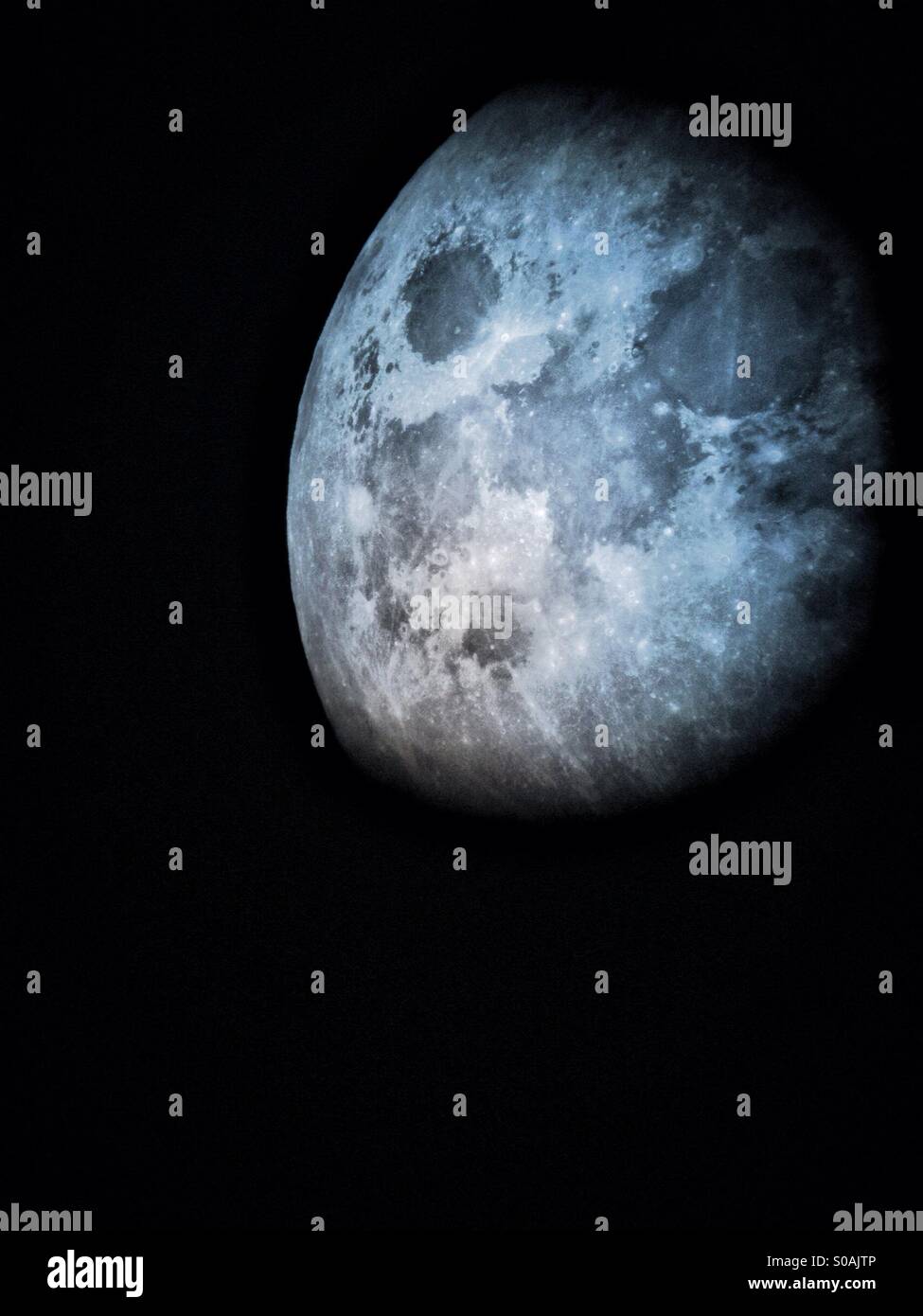 Vue de l'HDR d'une partie agrandie de la lune prises un centre en maintenant un iPhone à l'oculaire du télescope - Image de stock capturée avec un smartphone