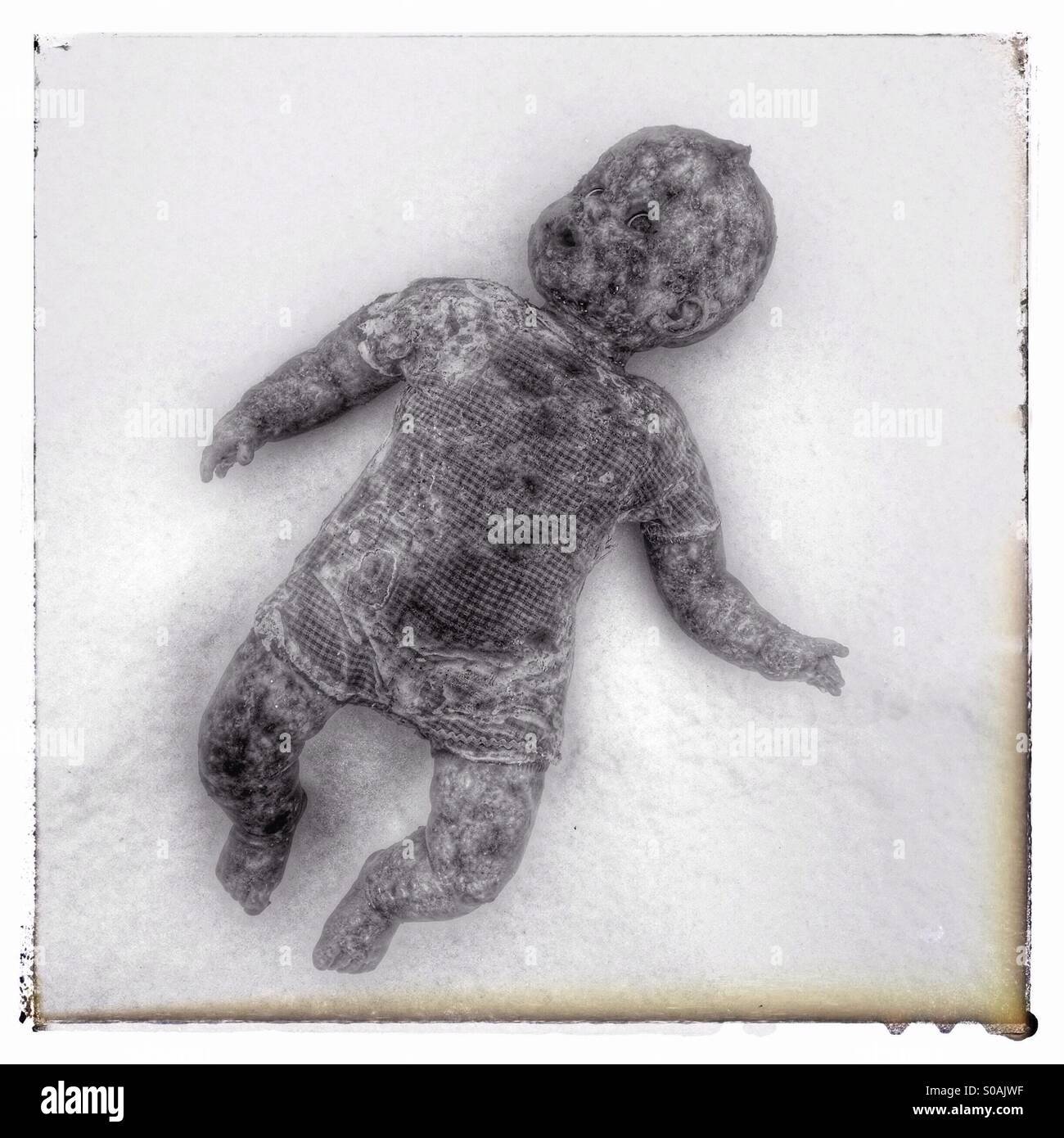 Une difficulté de l'enfant sale poupée dans la neige Banque D'Images