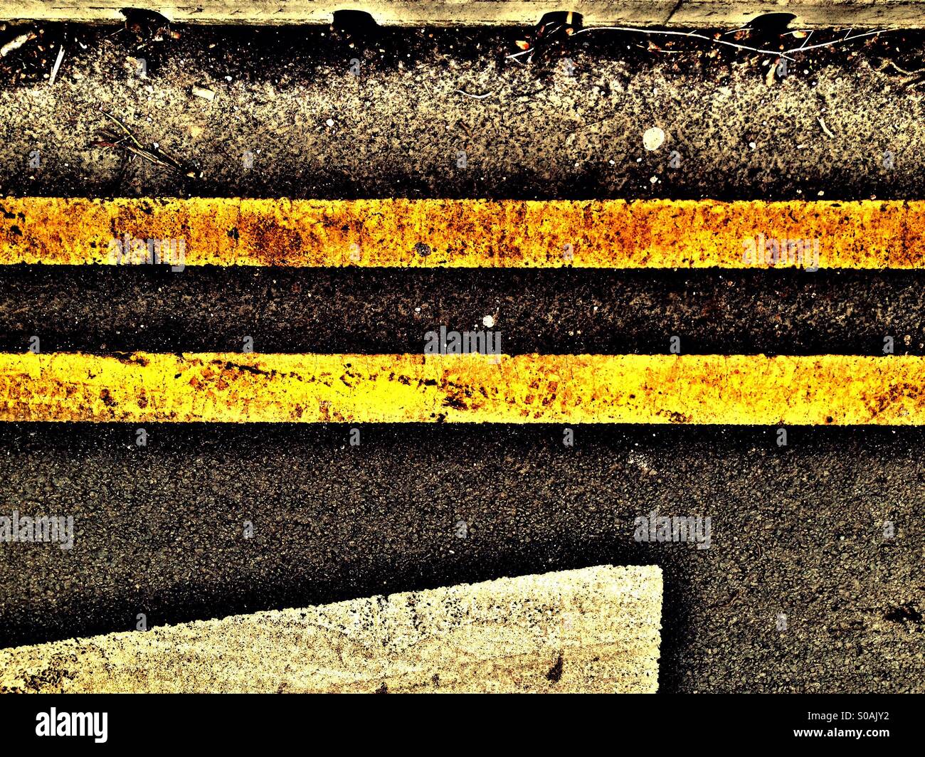 Les lignes jaunes double - Image de stock capturée avec un smartphone