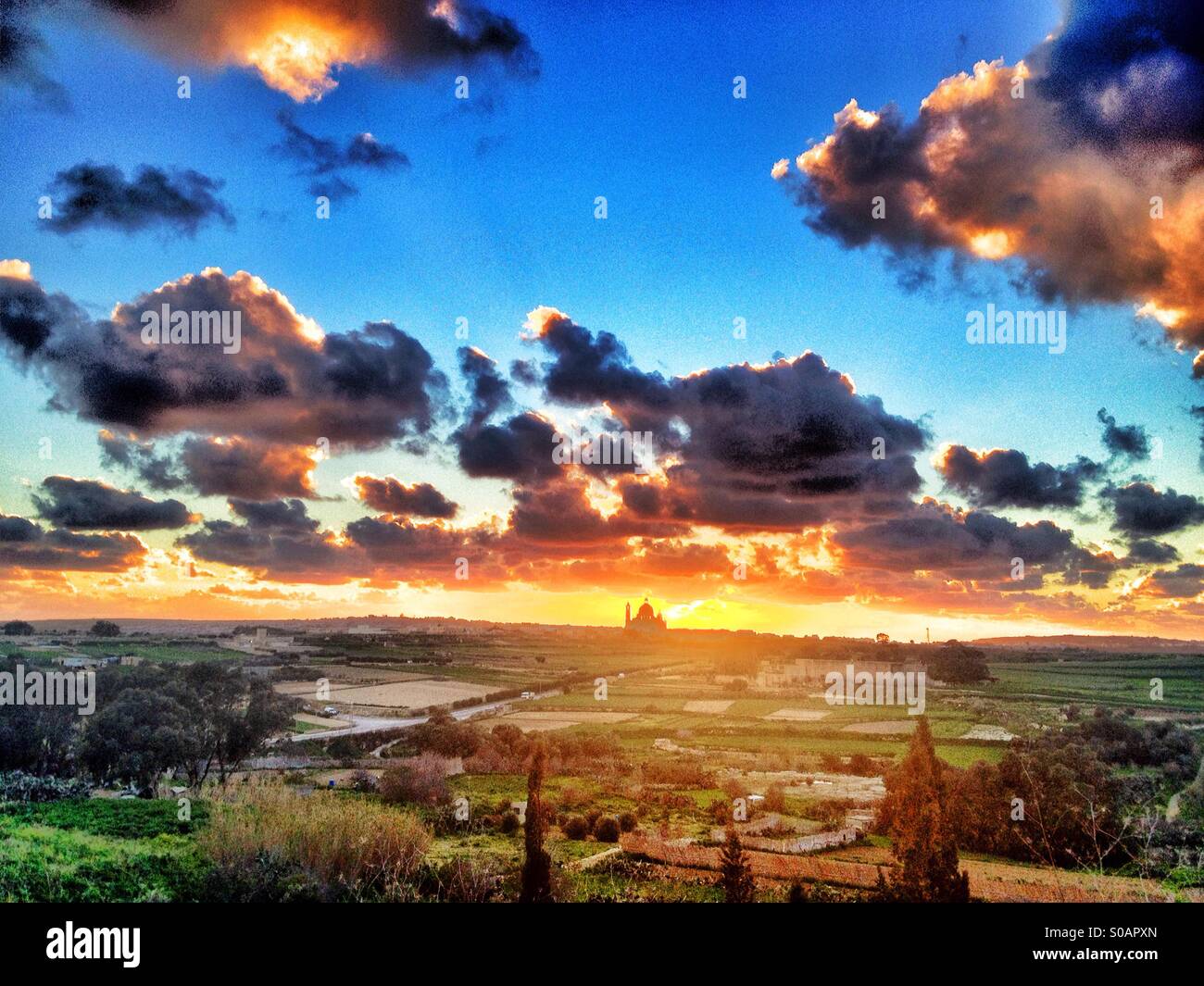 Xewkija church contre coucher de soleil avec ciel bleu et nuages. Banque D'Images