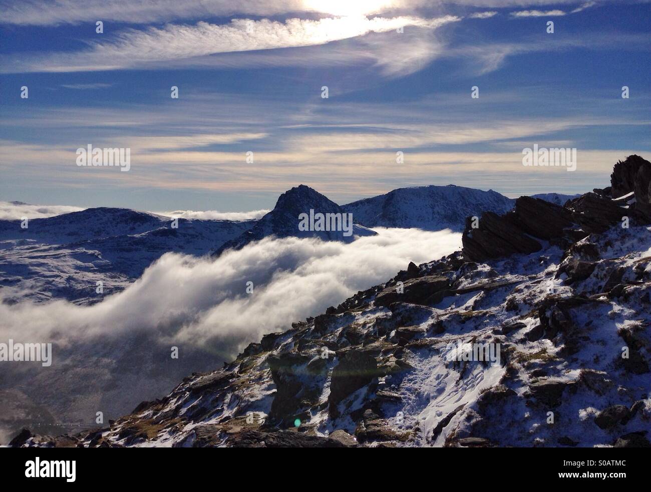 Pic au-dessus des nuages bas Tryfan en hiver. Ogwen Valley, Galles Banque D'Images