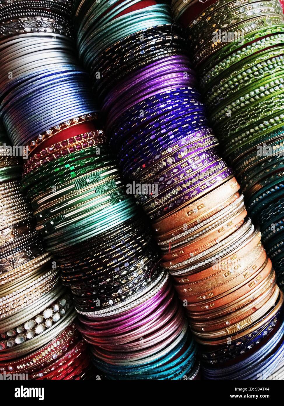 Une collection de bracelets indiens. Banque D'Images