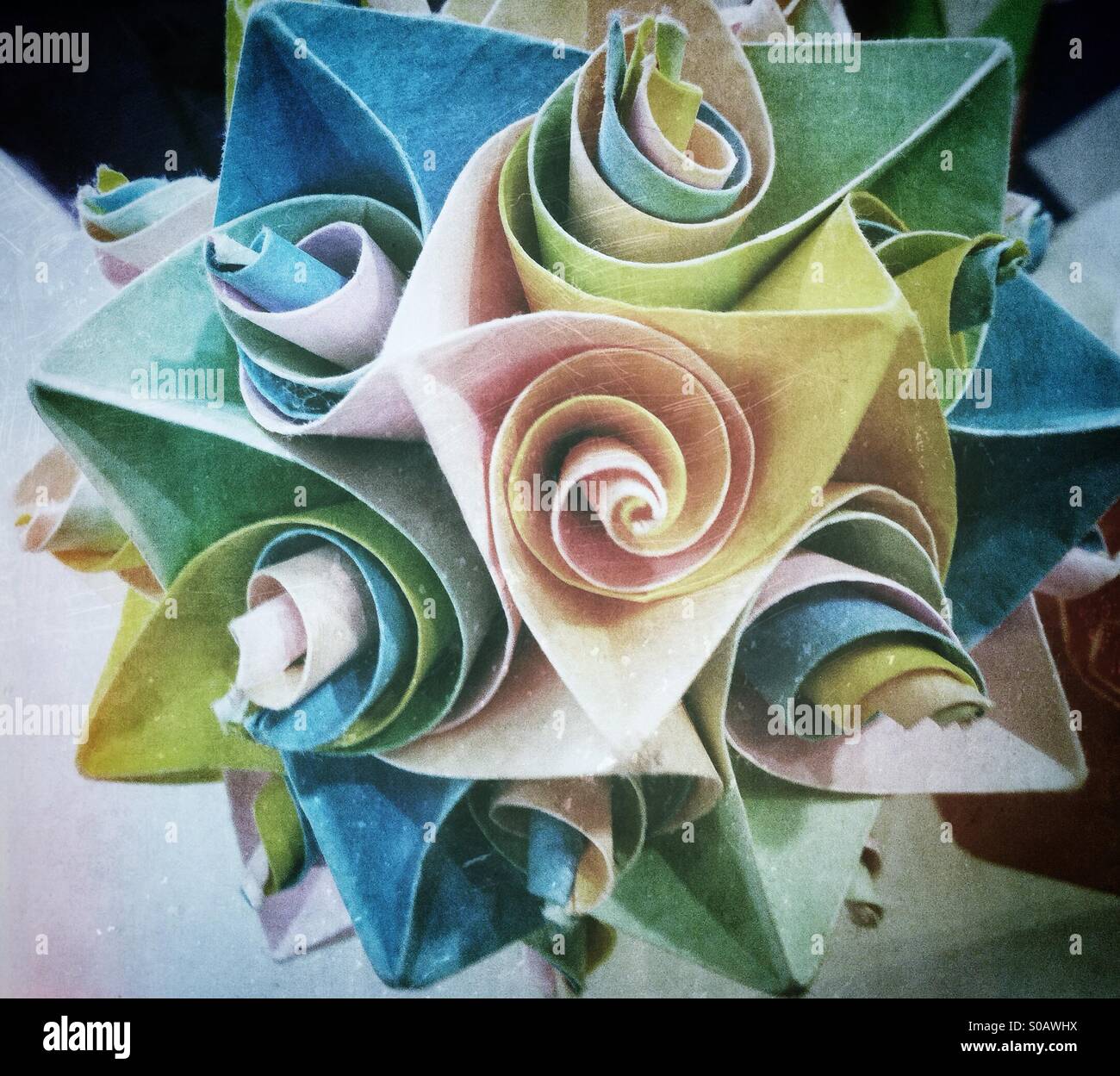 Bouquet de fleurs en origami sur l'affichage à l'aéroport international de Narita à Tokyo Banque D'Images