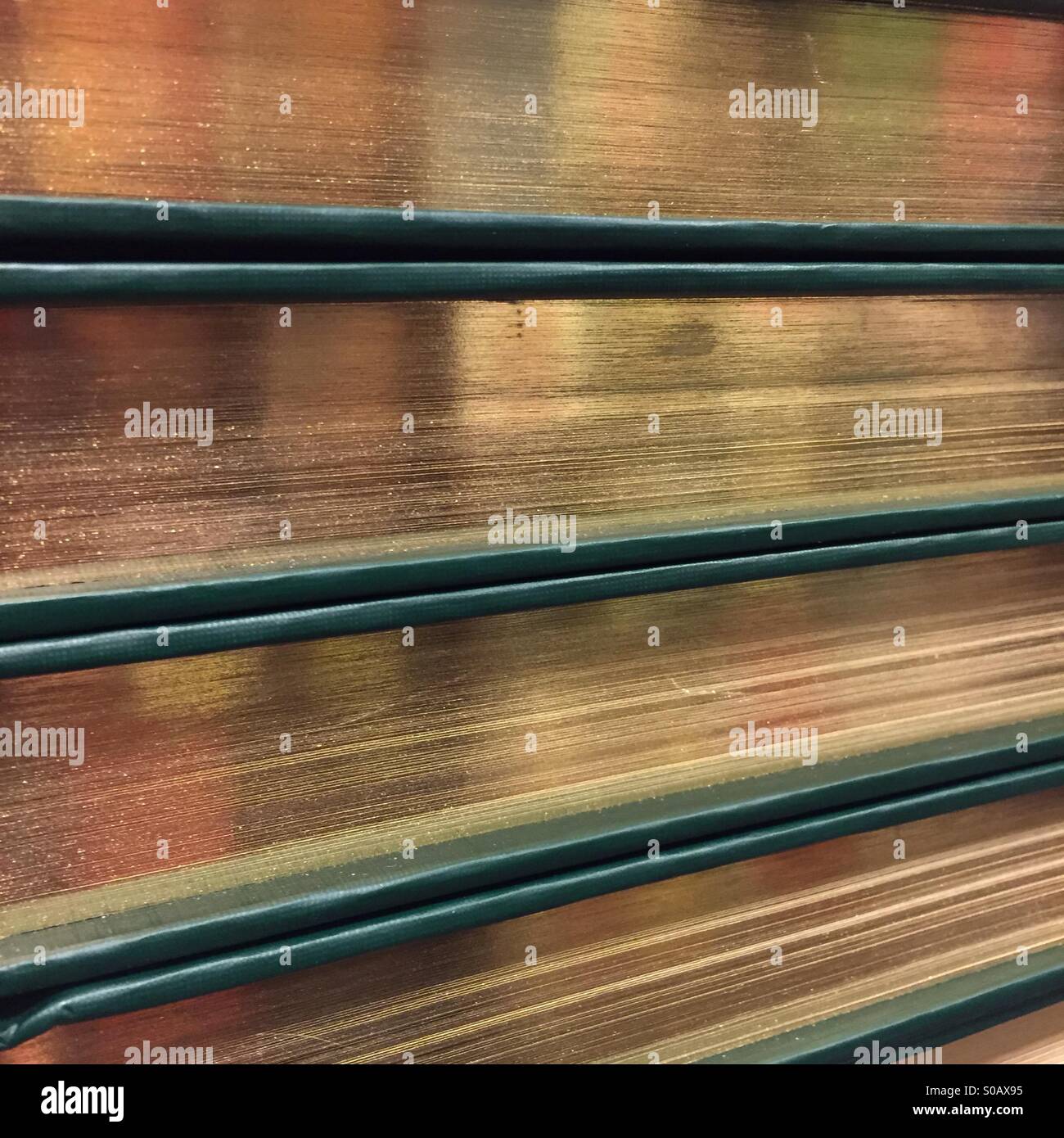 Livres empilés en librairie, reflet des rayons adjacents visible, USA, le 1 février 2015, © Katharine Andriotis Banque D'Images