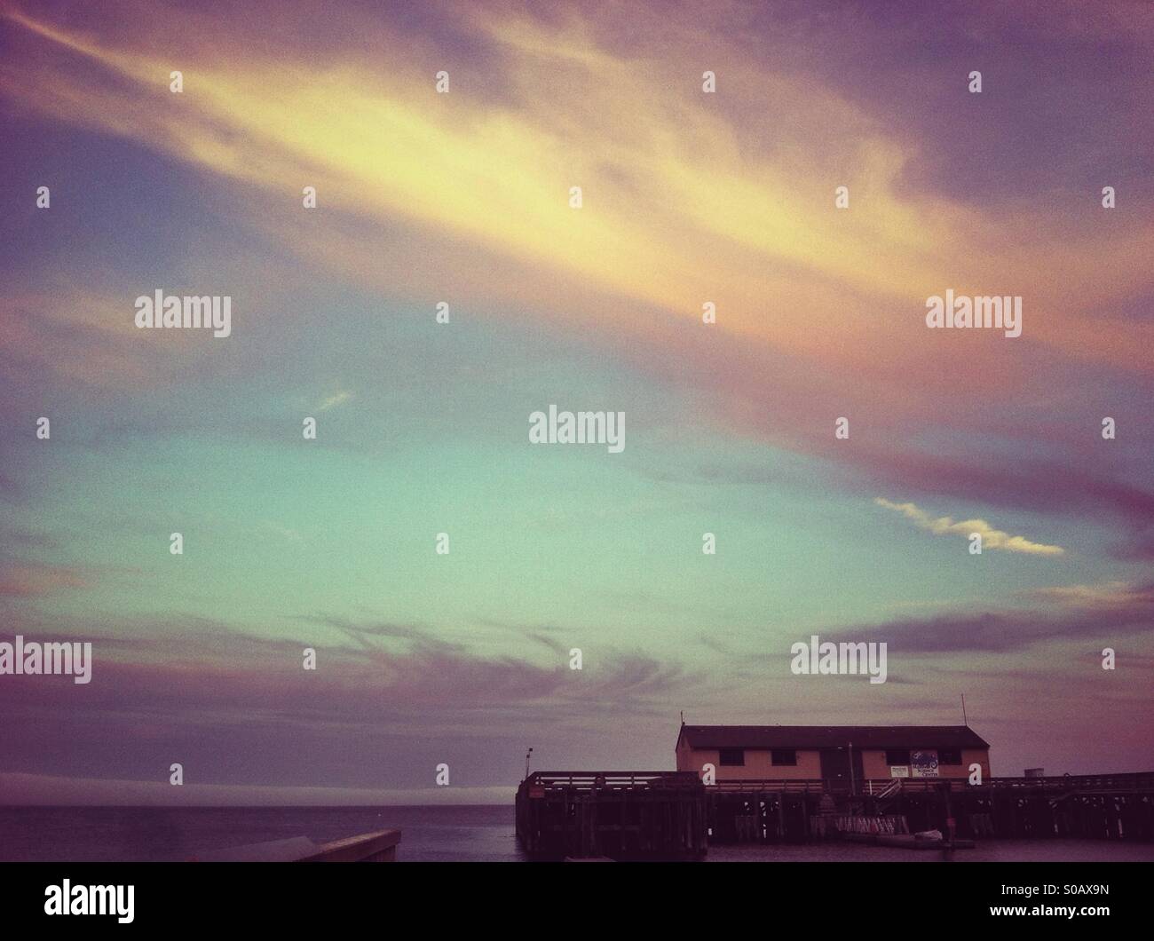 Ciel de coucher du soleil au-dessus de la cabane de pêche - Image de stock capturée avec un smartphone