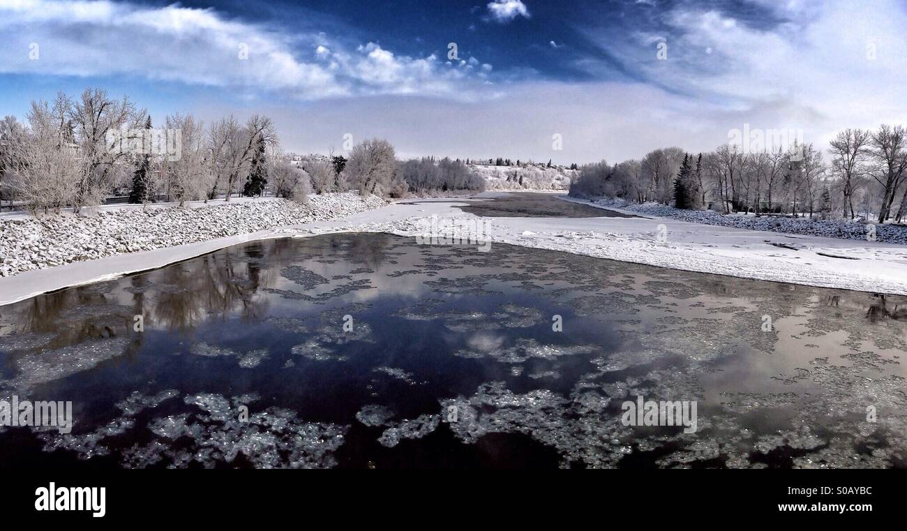 Panorama de la rivière Bow, à partir de la Calgary Peace Bridge. Banque D'Images