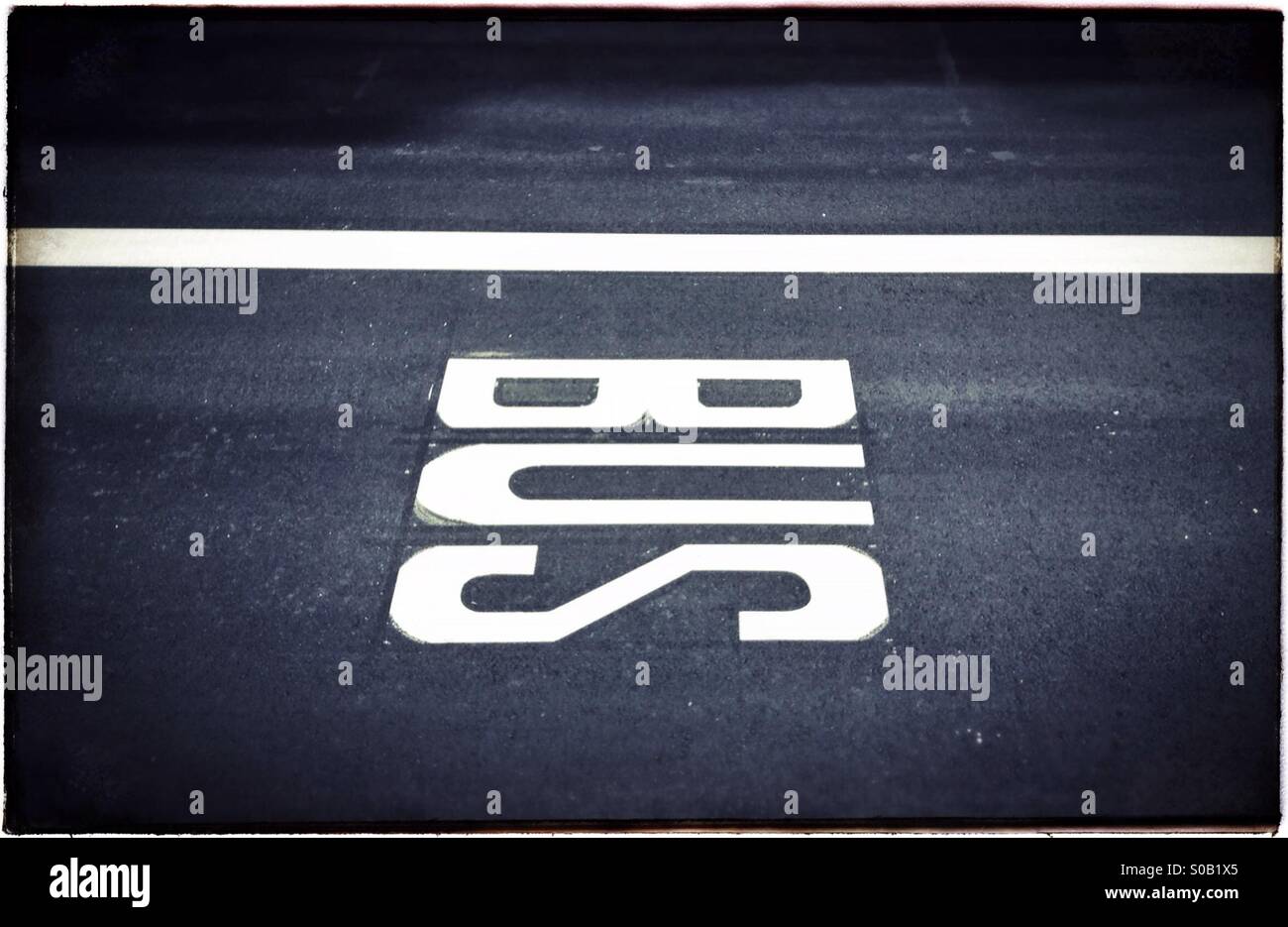 Bus stop sign peint sur route asphaltée à Barcelone, Catalogne, Espagne - Image de stock capturée avec un smartphone