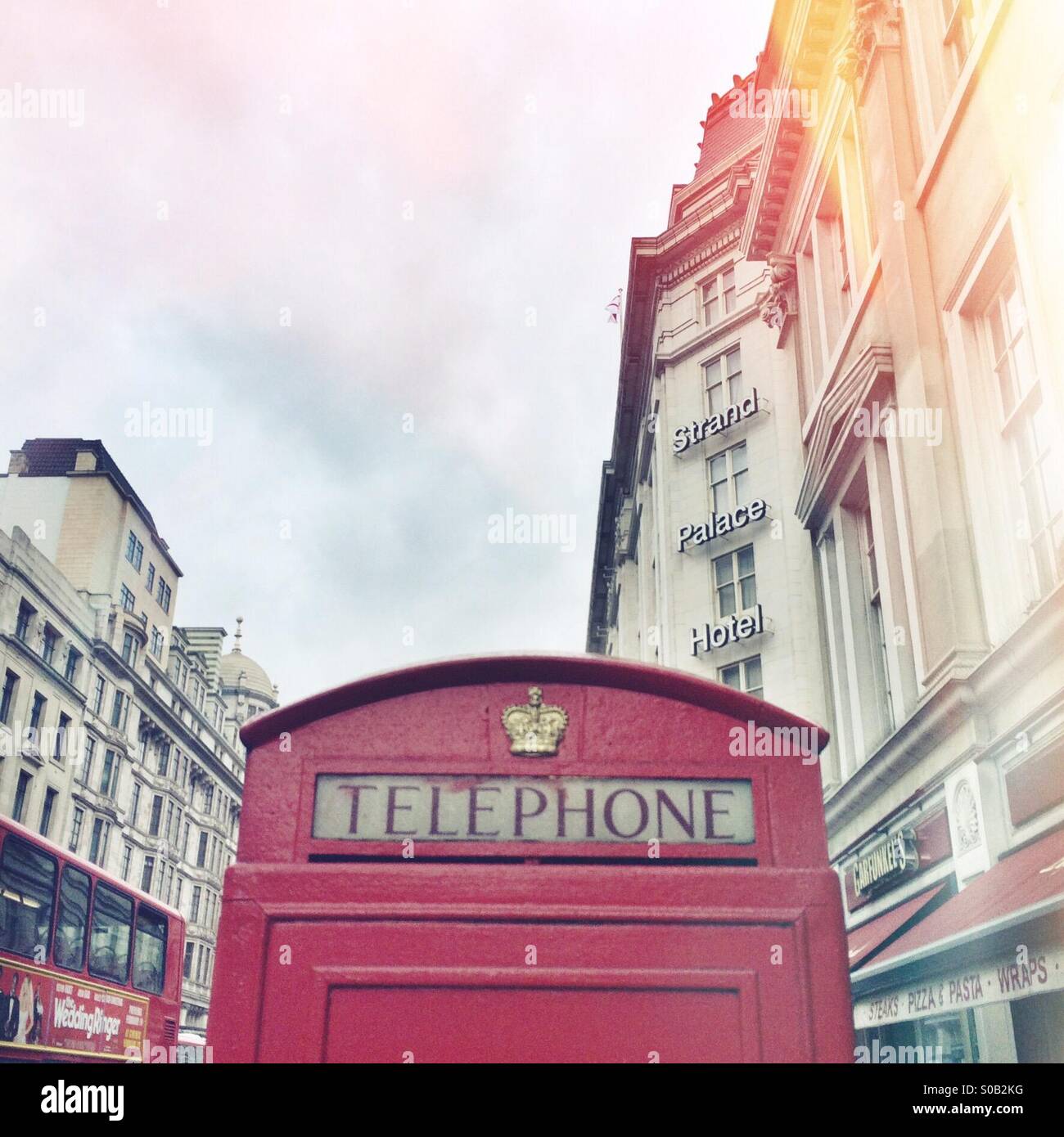 Téléphone rouge fort haut sur le Strand à Londres Banque D'Images