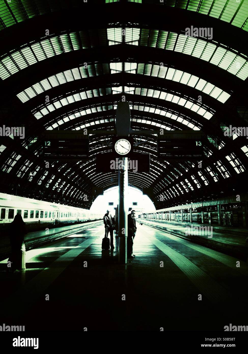 La gare de Milan Centrale avec le fer à repasser vault Banque D'Images