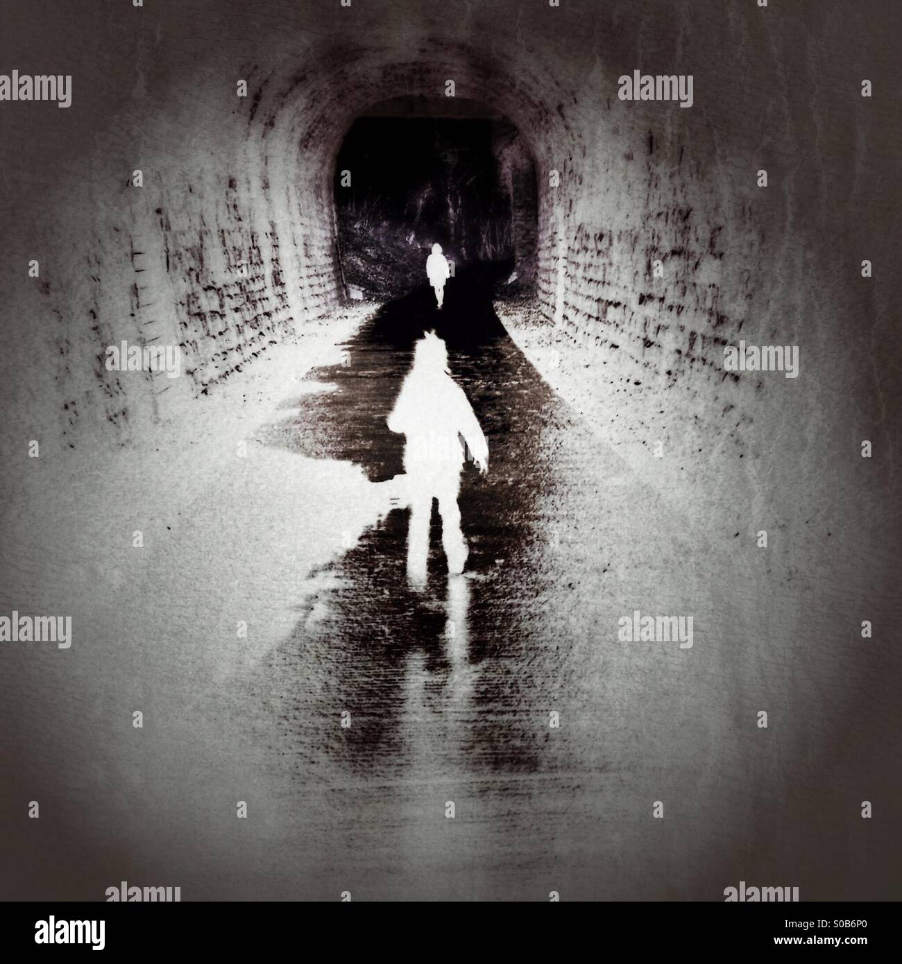 Chasser en bas d'un tunnel Banque D'Images