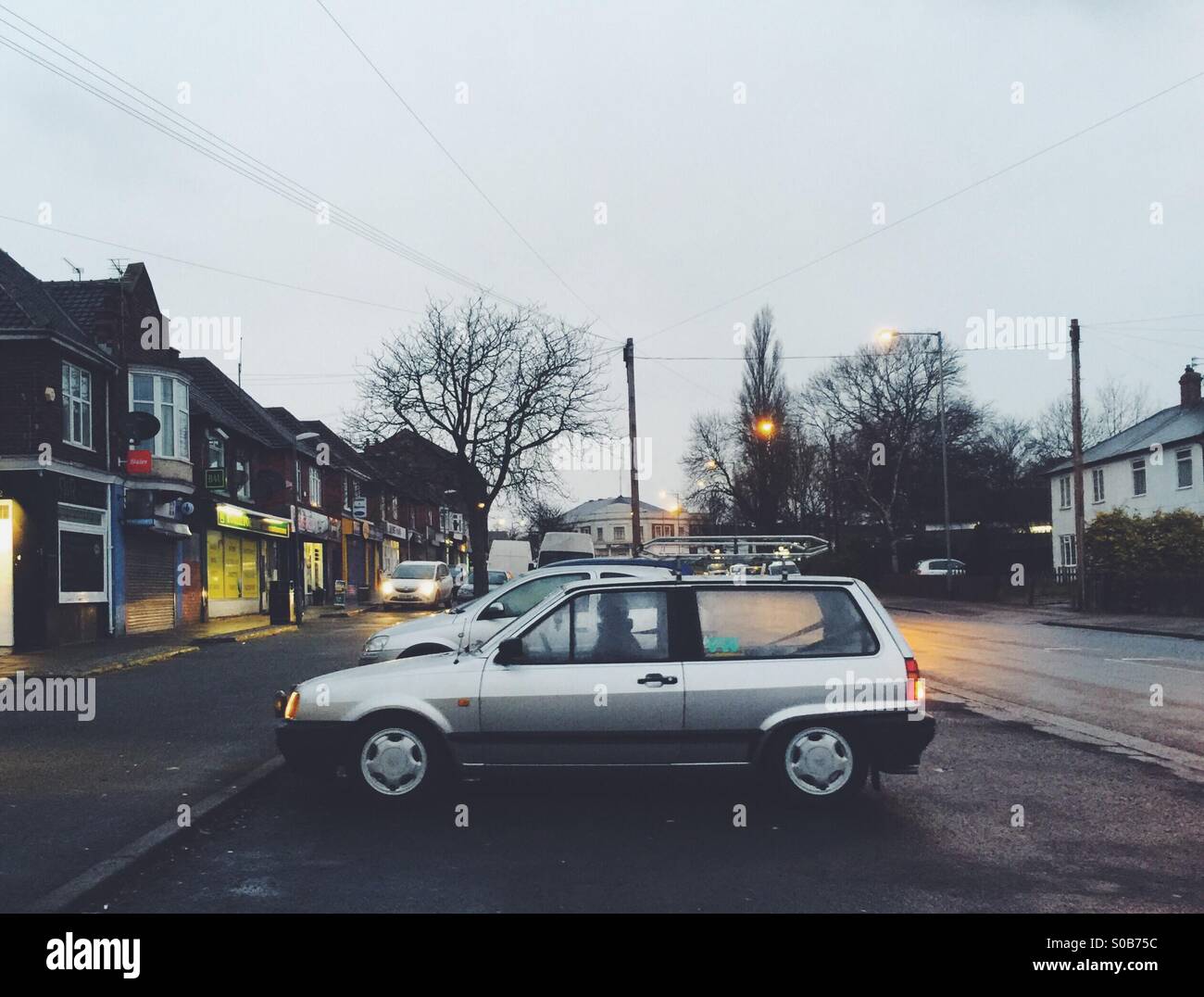 Un classique / retro VW Polo garé dans Stockton on tees high street. - Image de stock capturée avec un smartphone