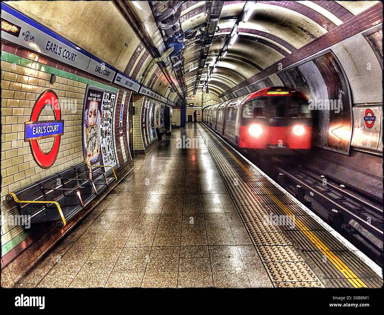 La station de métro Earl's Court intérieur, de Royal Borough de Kensington  et Chelsea, Londres, Angleterre, Royaume-Uni, Europe Photo Stock - Alamy