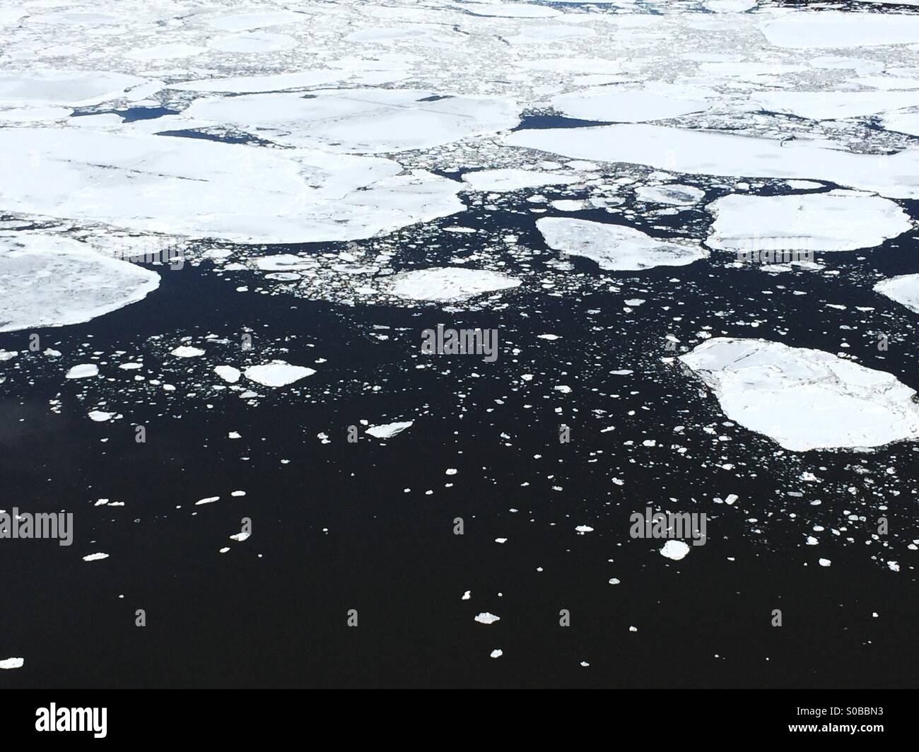 La glace flottant sur le fleuve Hudson, comme vu sur la ligne de l'État sur l'Affût palissades. Banque D'Images