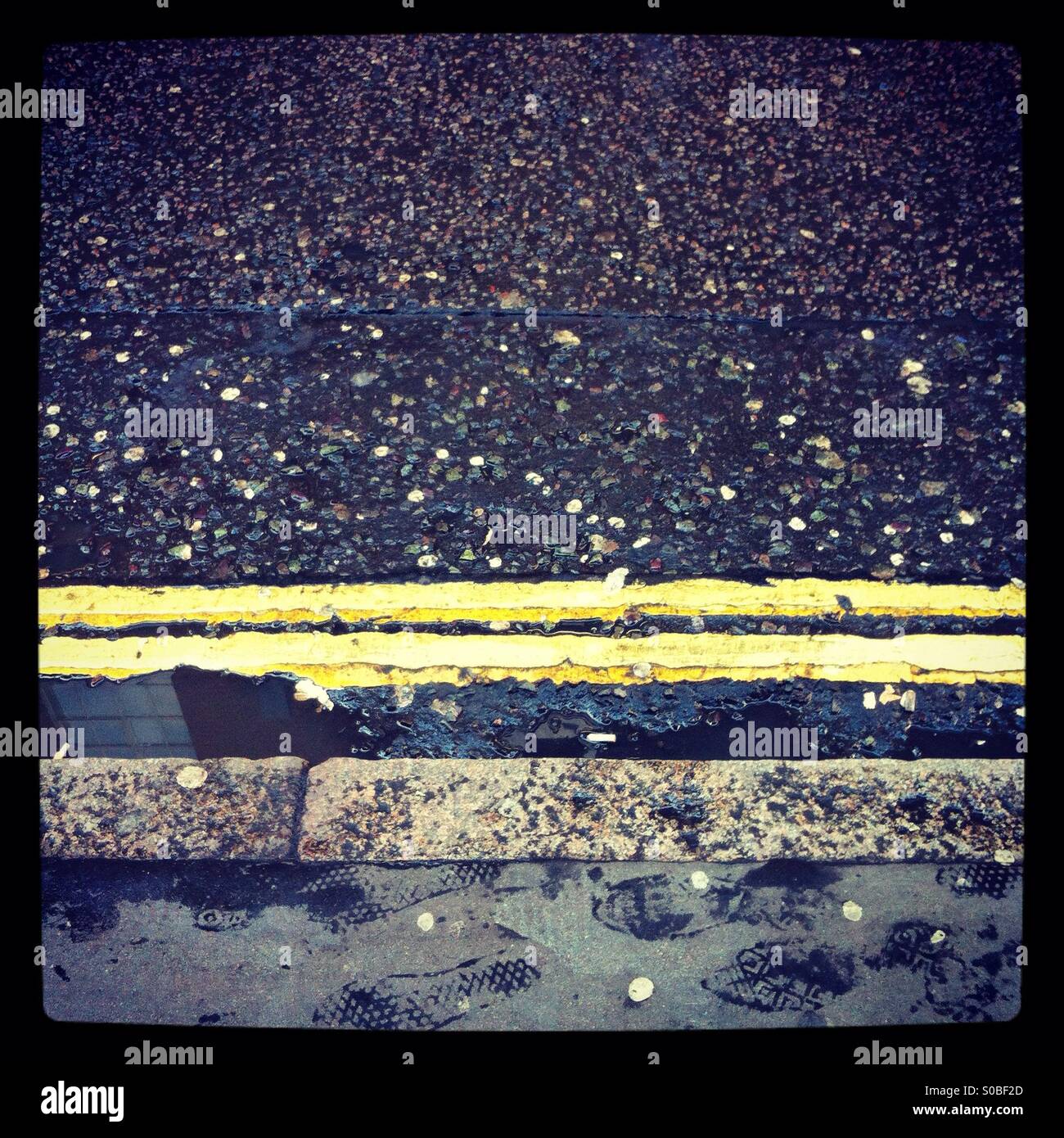 Les lignes jaunes double indiquant l'absence de permis de stationnement, à Londres - Image de stock capturée avec un smartphone