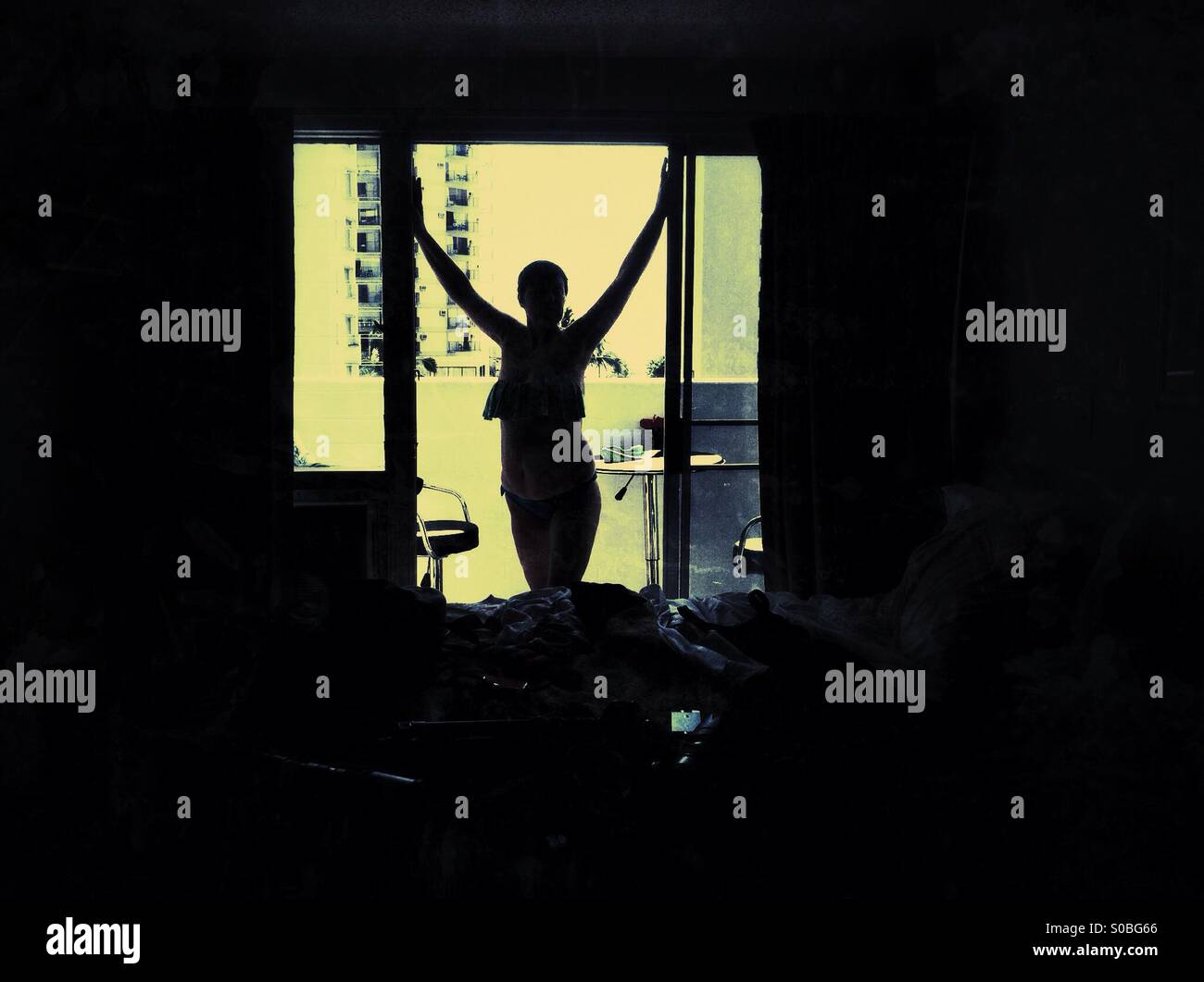 Silhouette féminine dans une fenêtre balcon - Image de stock capturée avec un smartphone Silhouette féminine dans une fenêtre balcon - Image de stock capturée avec un smartphone