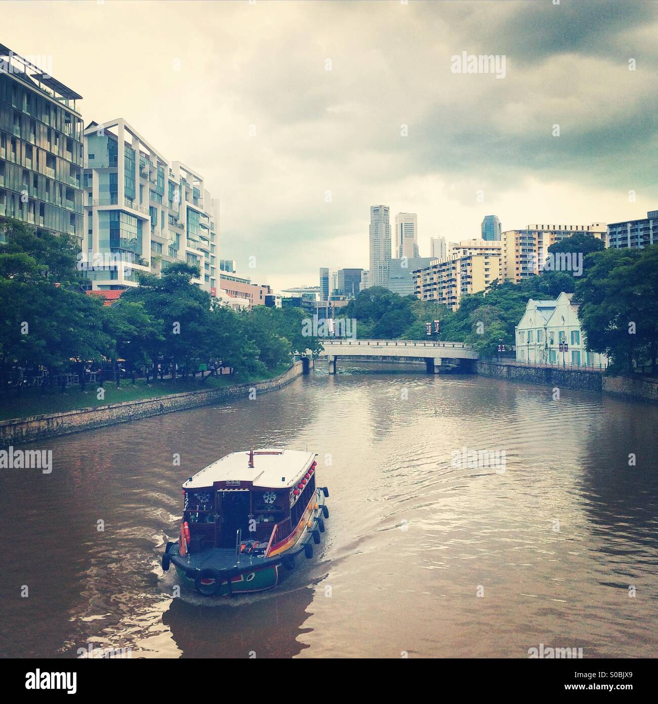 Un bateau labourant les rivières de Singapour Banque D'Images