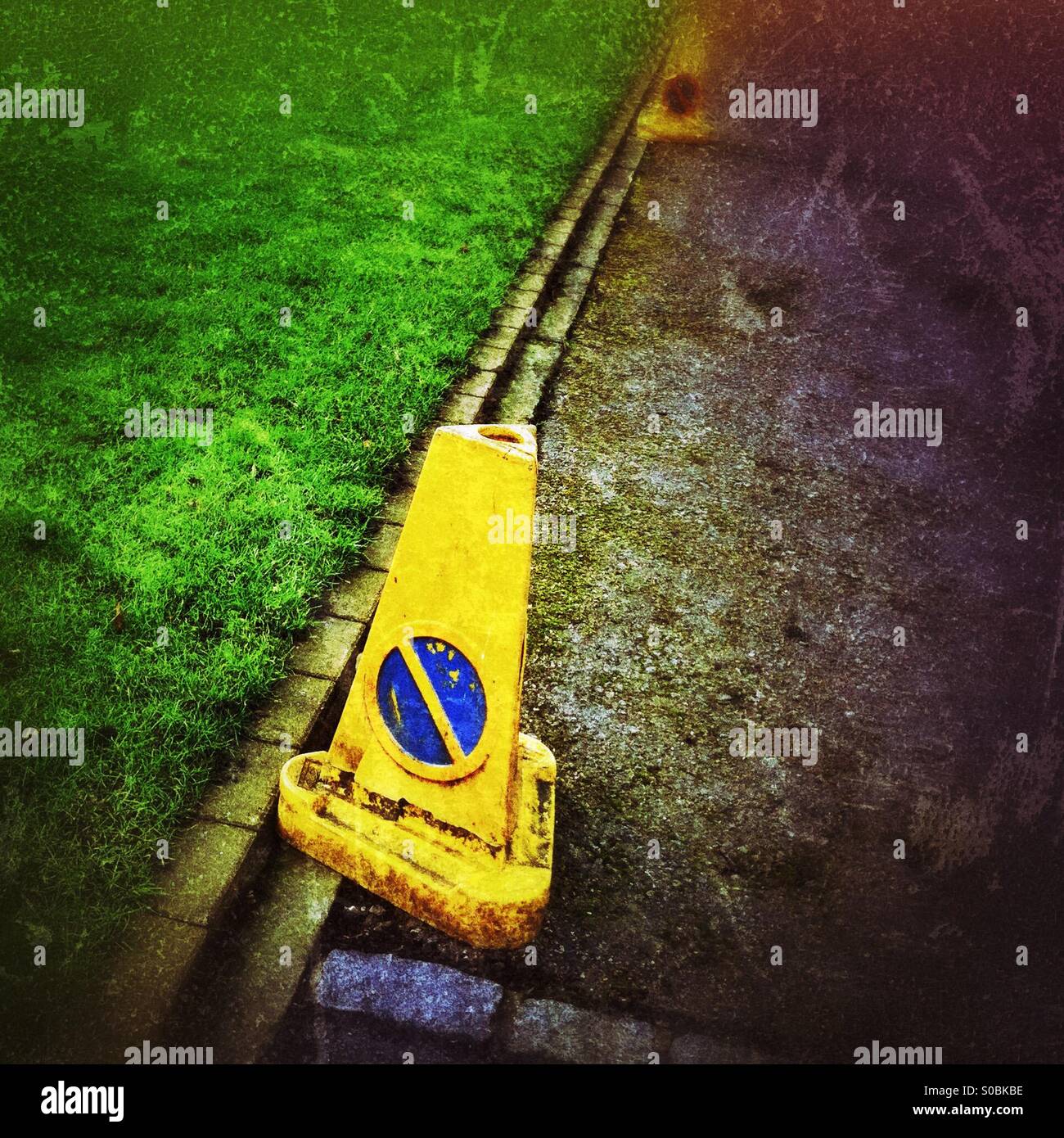 Pas d'attente de la police sur l'herbe cônes point England UK - Image de stock capturée avec un smartphone