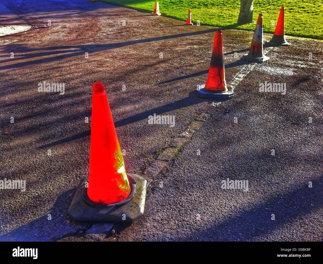 Cônes de circulation sur route - England UK - Image de stock capturée avec un smartphone