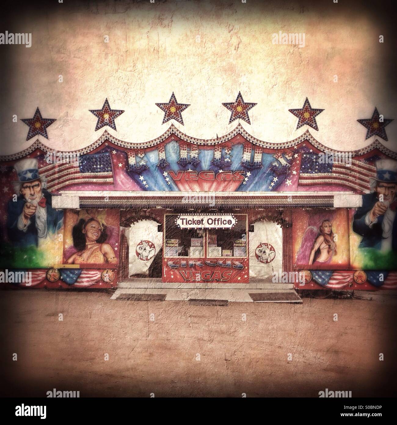 Le cirque arrive en ville ; Sixfields, Northampton, Royaume-Uni - Image de stock capturée avec un smartphone