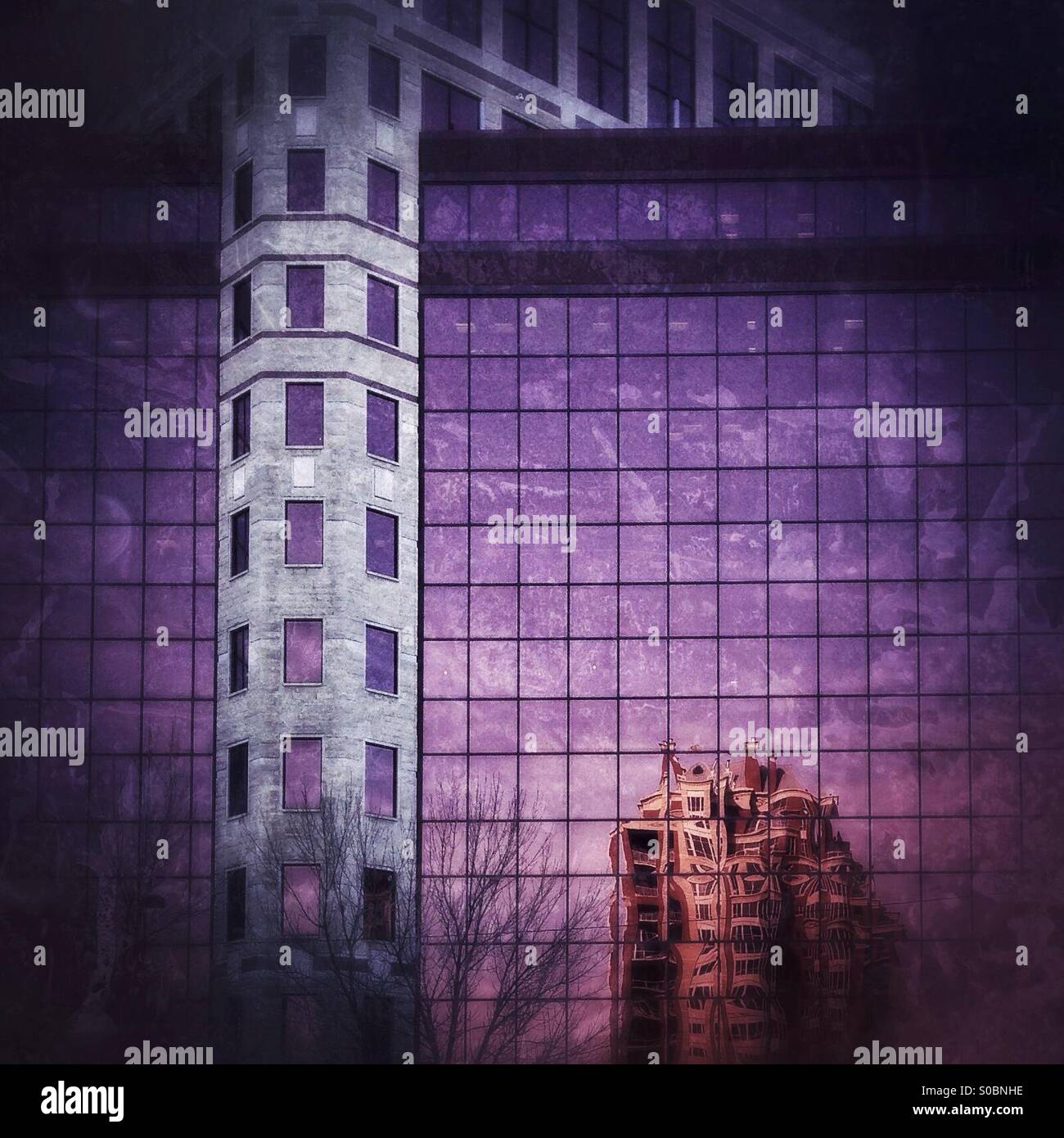 Résumé image créée à partir du côté d'un immeuble dans le centre-ville de Calgary, avec le reflet déformé de l'immeuble d'en face. - Image de stock capturée avec un smartphone