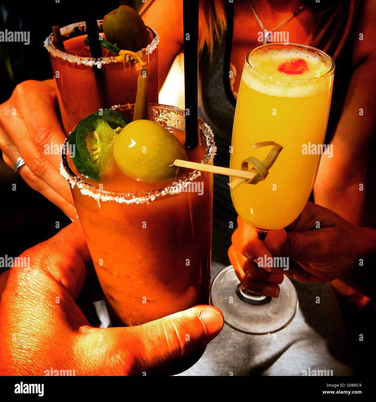 Boire trois toast : deux Bloody Mary's et un Mimosa à 7 bar à Santa Barbara en Californie Banque D'Images