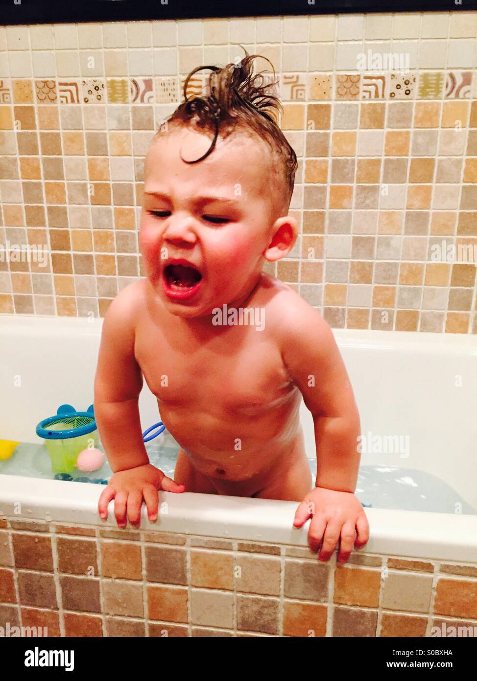 Bebe Punk Dans La Baignoire Photo Stock Alamy