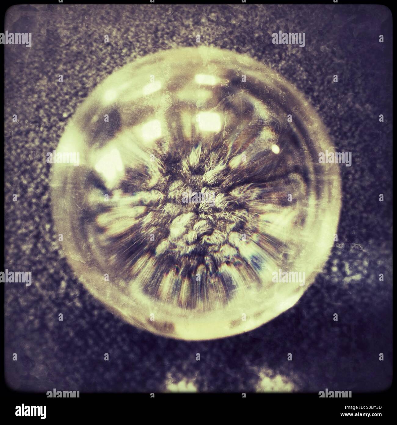 Boule de cristal ou de verre sur un tapis de laine twist. - Image de stock capturée avec un smartphone