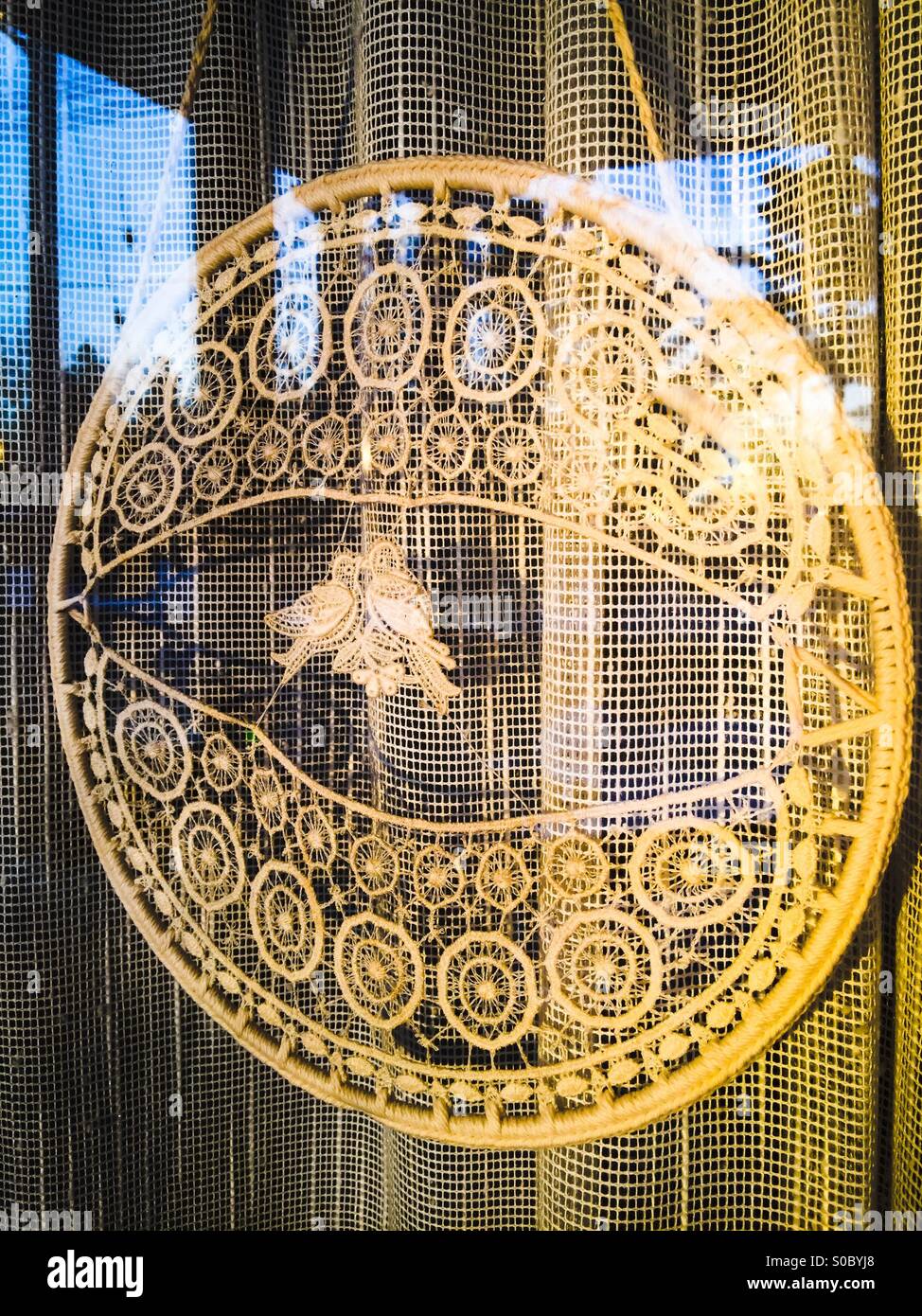 Aimez les oiseaux dans la dentelle exquise.Une belle pièce ronde accrochée sur la porte extérieure, une icône des humains vivants vivant à l'intérieur.L'amour est l'essence de la vie, le lien qui lie, une métaphore. - Image de stock capturée avec un smartphone