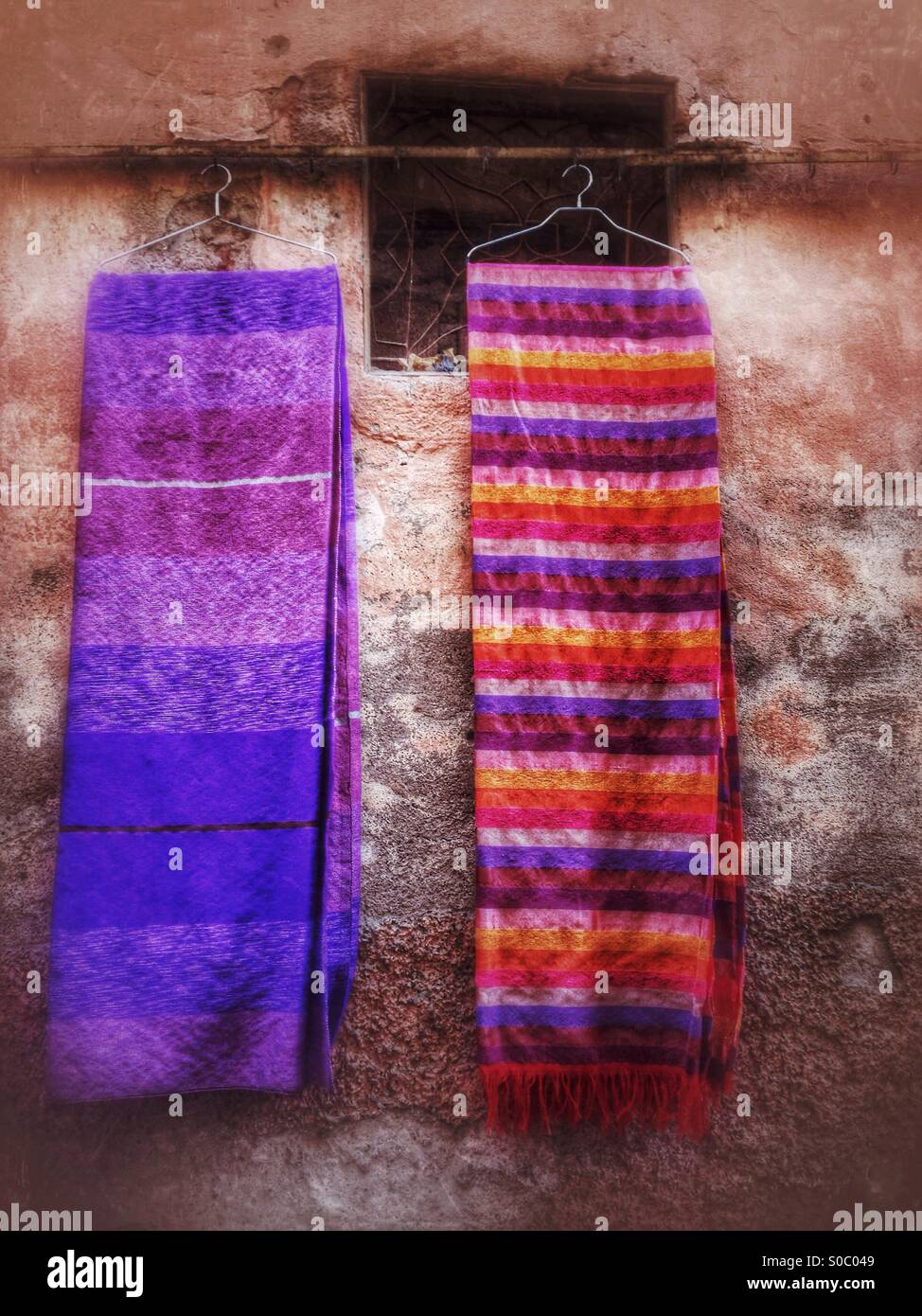 Plaids colorés suspendus dans un souk. Marrakech, Maroc. - Image de stock capturée avec un smartphone