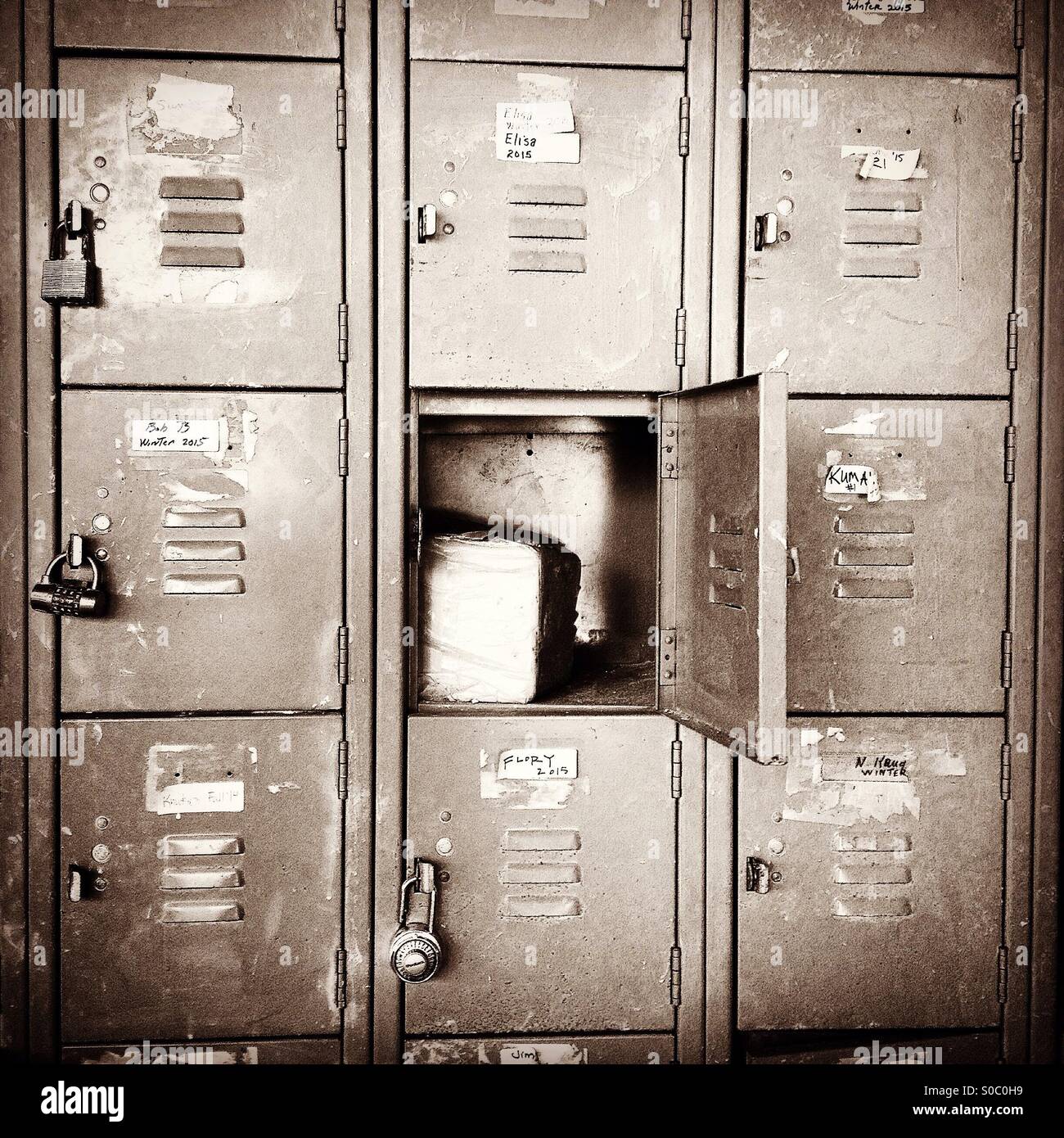 Vieux métal casiers d'école d'un pied carré verrouillé à l'exception d'une porte s'ouvrit avec bloc à l'intérieur Banque D'Images
