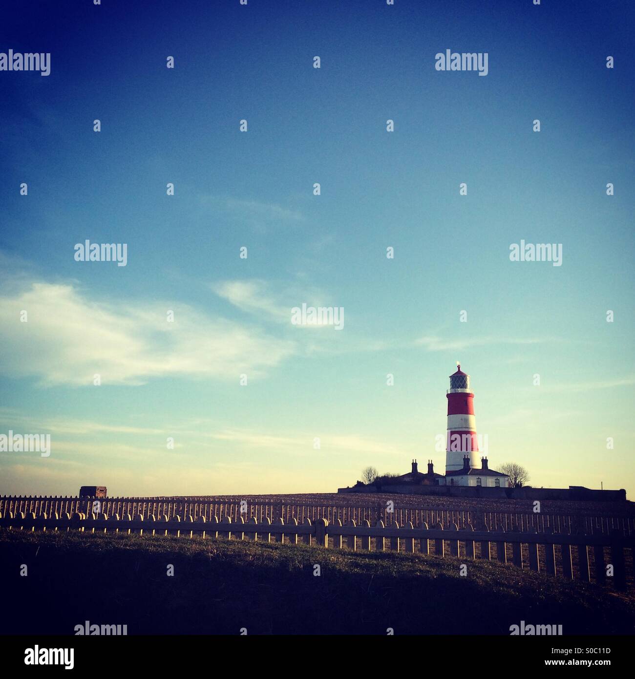 Phare de Happisburgh dans le Norfolk, photographié de loin au coucher du soleil - Image de stock capturée avec un smartphone