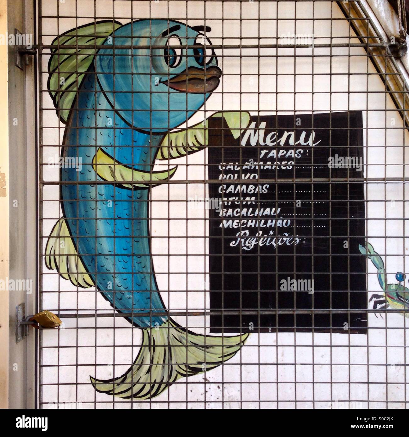 Un signe avec un poisson présentant le menu dans un restaurant portugais à  Brixton Road Station Photo Stock - Alamy