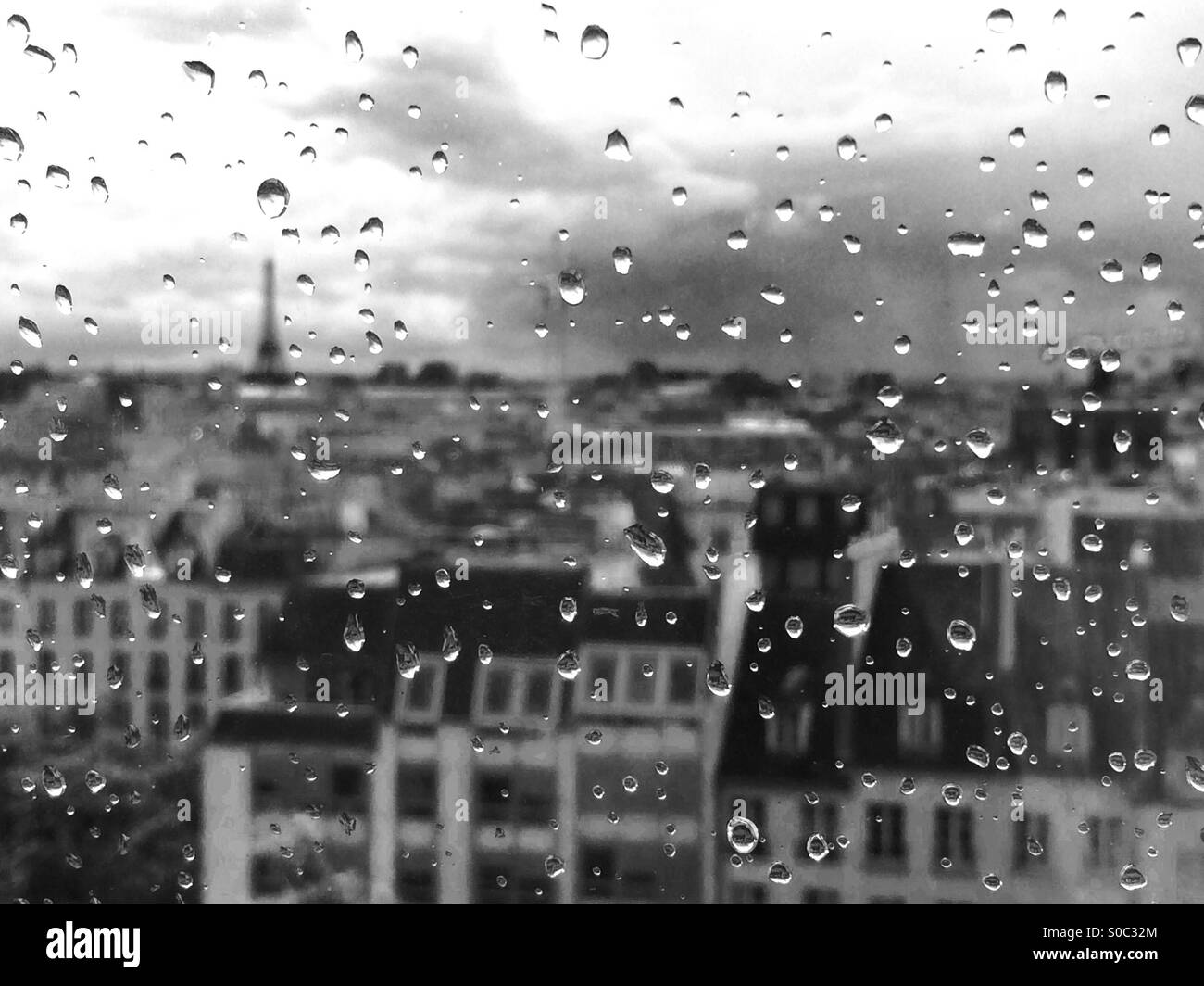 Photo noir et blanc artistique de Paris un jour de pluie. Vue de