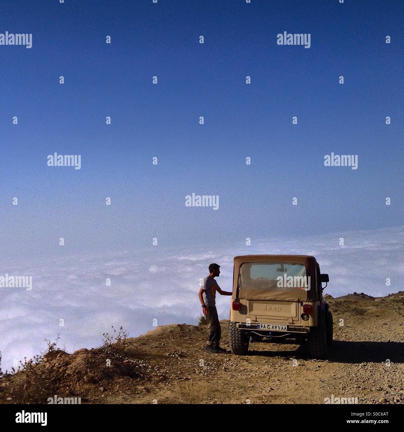 Haut de Jeep sur les nuages. Banque D'Images