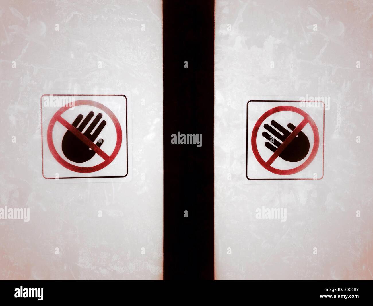 Les personnes qui demandent des signes n'appuyez pas sur la vitre. Banque D'Images
