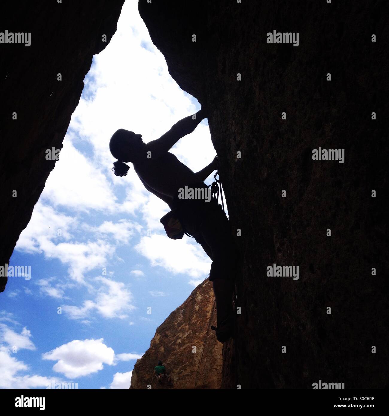 Rock climber dans une escalade de se déplacer. Banque D'Images