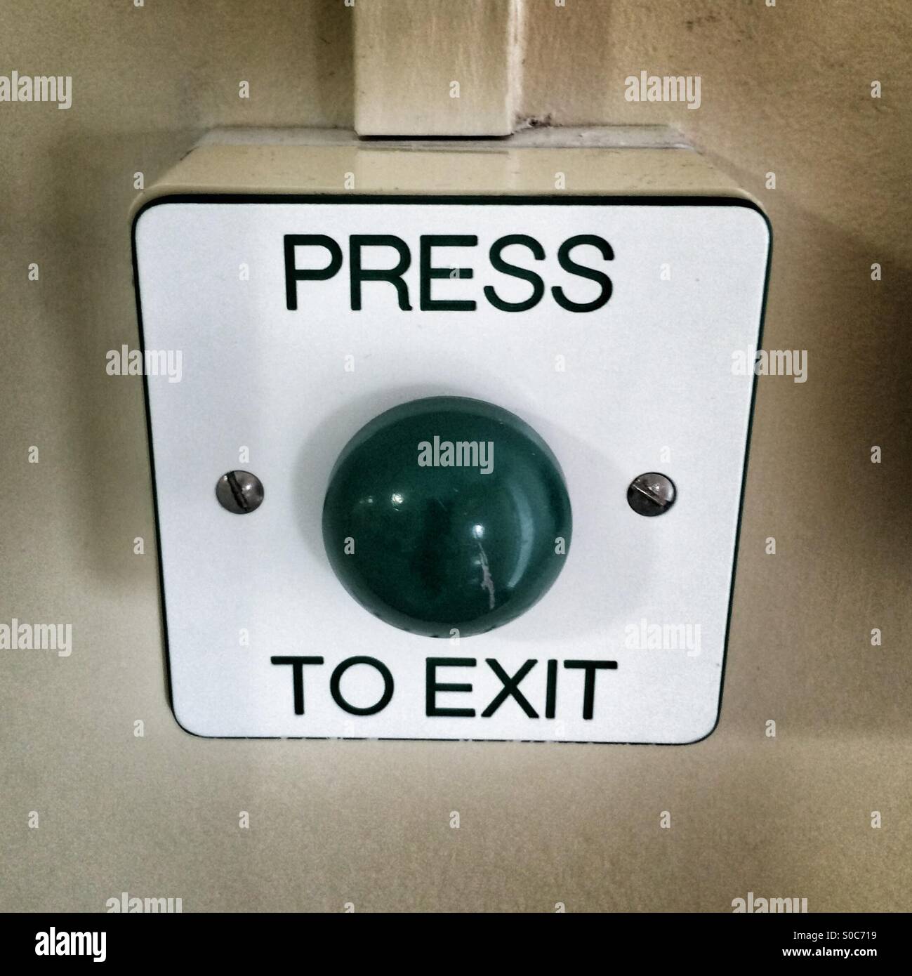Appuyez sur pour quitter le bouton utilisé pour ouvrir et fermer les portes à commande électrique Banque D'Images